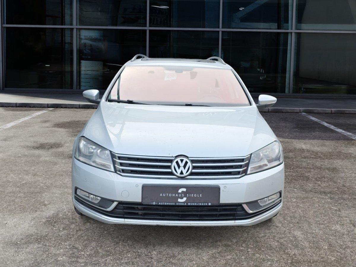 Volkswagen Passat 2012 — rear view