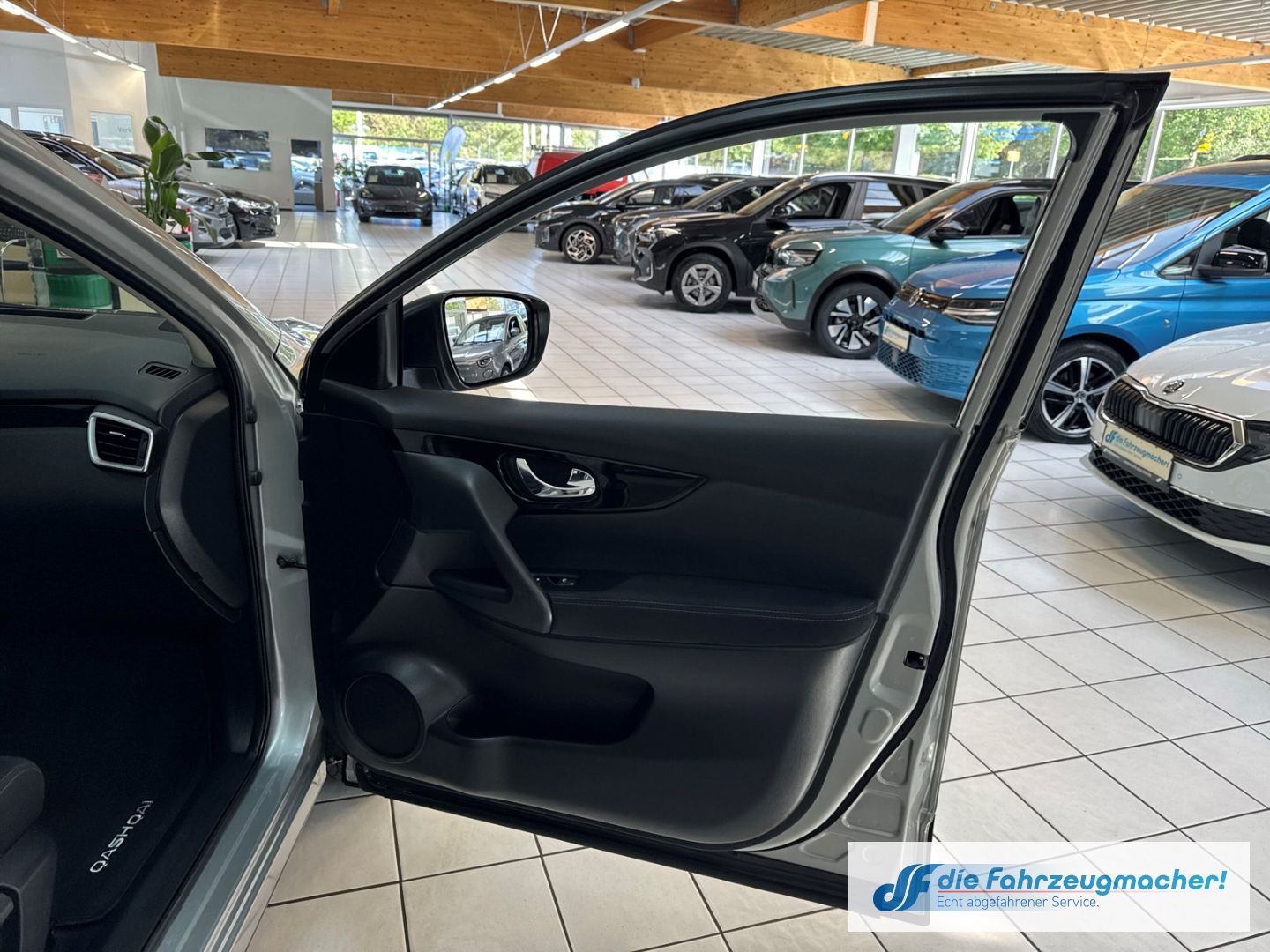 Fahrzeugabbildung Nissan Qashqai Shiro Navi Mehrzonenklima DAB SHZ Spurha