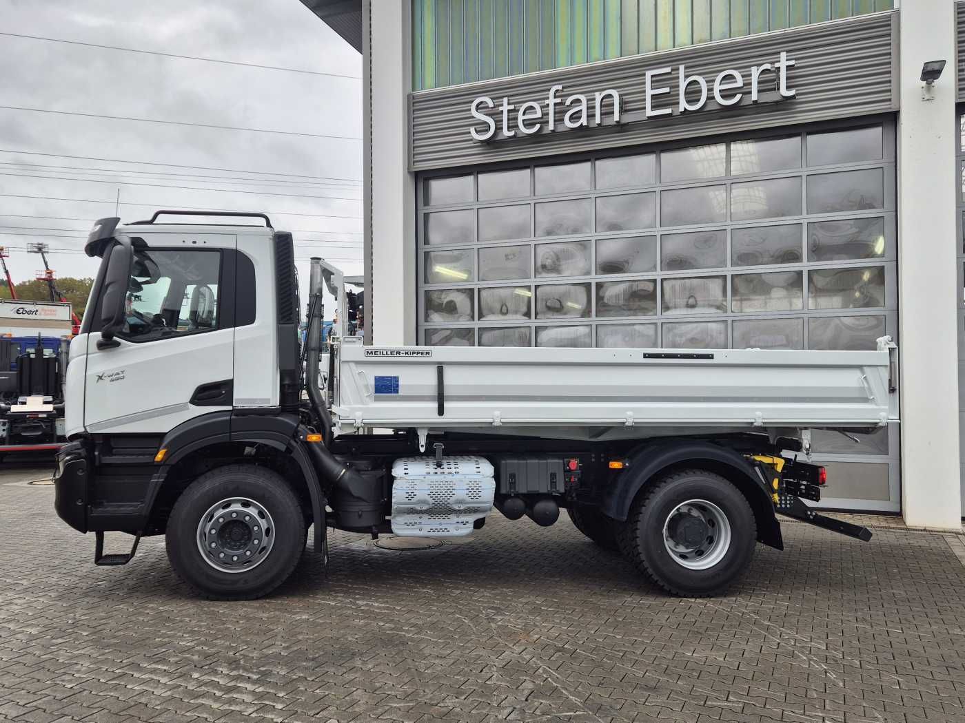 Fahrzeugabbildung Iveco X-Way AD200X48 HR OFF 4x2 Meiller Intarder 2x