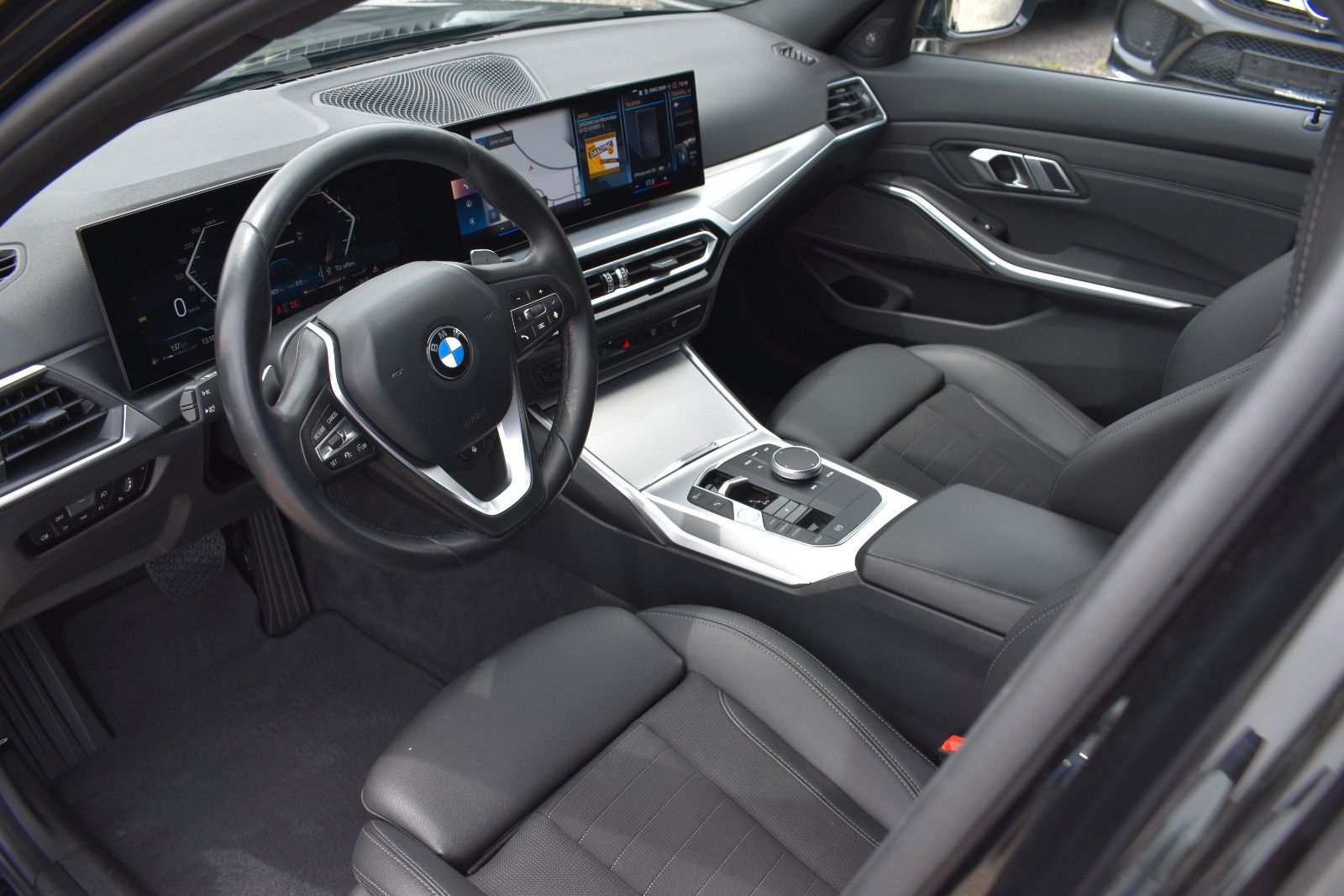 Fahrzeugabbildung BMW 330d Touring Facelift Panorama 1 Hand H&K