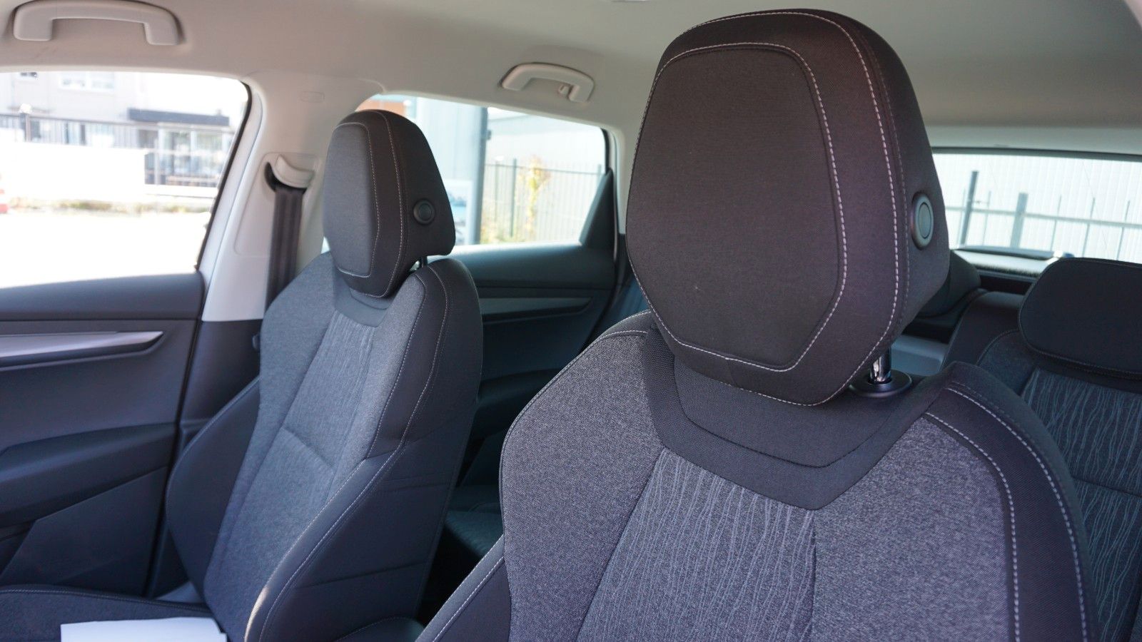 Fahrzeugabbildung SKODA Karoq Style, LED, PDC, SR+WR, Apple CarPlay