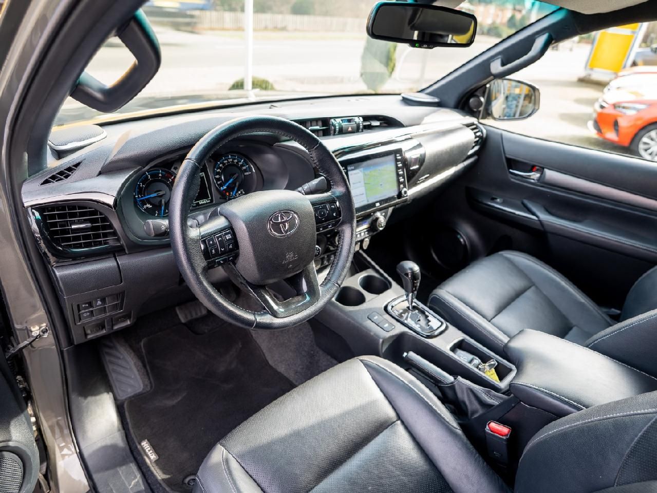 Fahrzeugabbildung Toyota Hilux Double Cab Invincible 4x4