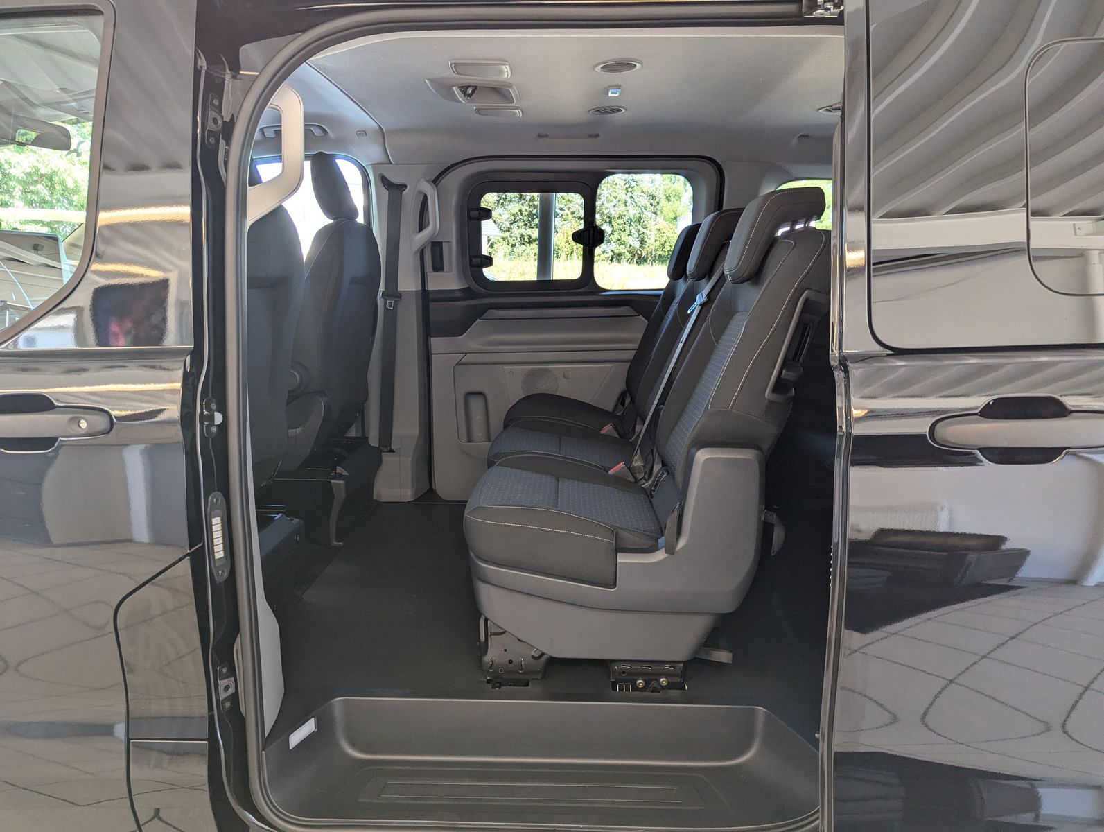 Fahrzeugabbildung Ford Transit Custom 320 L1 Navi 8-Sitze LED Kamera