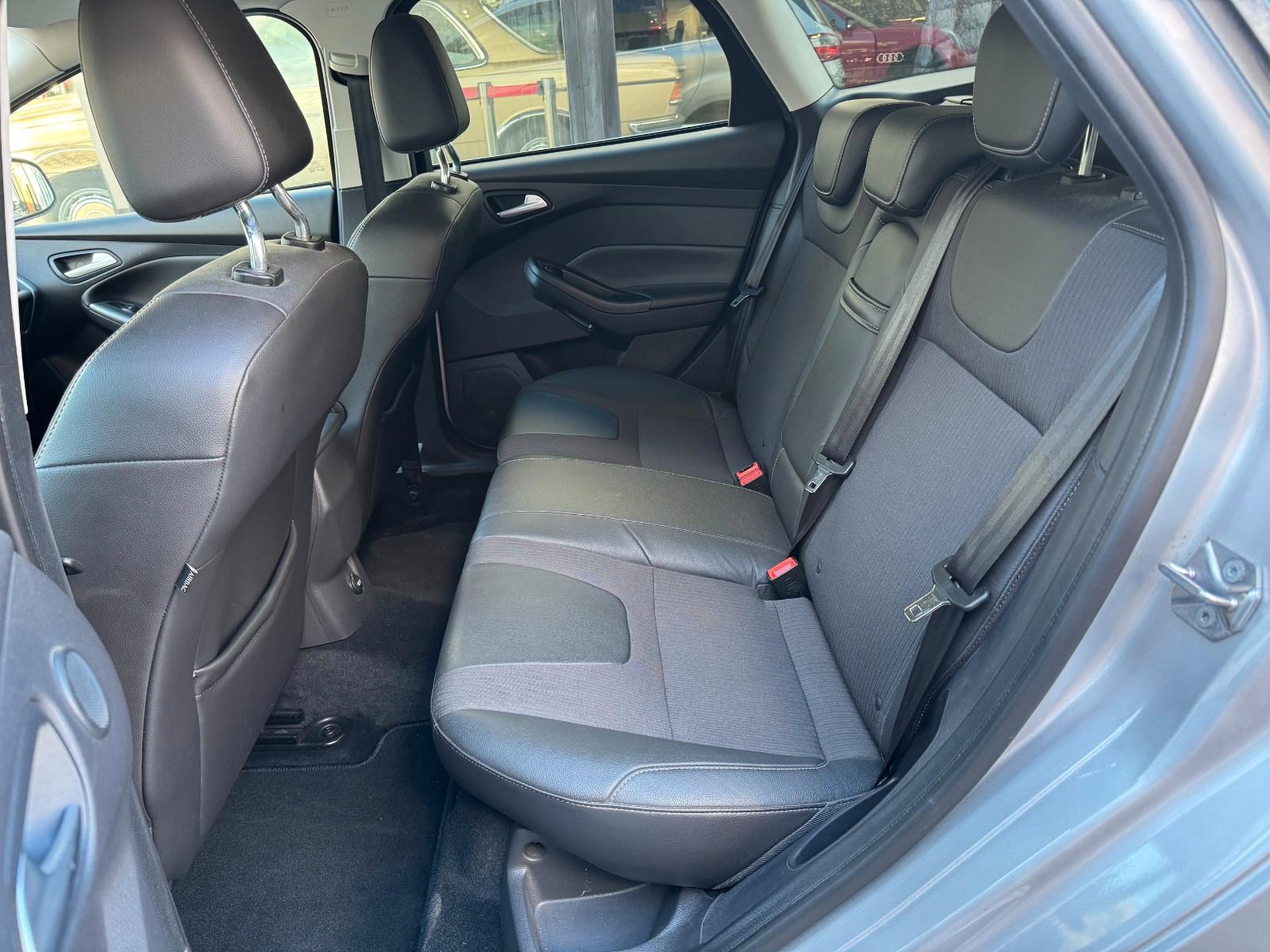 Ford Focus 2011 — photo 11