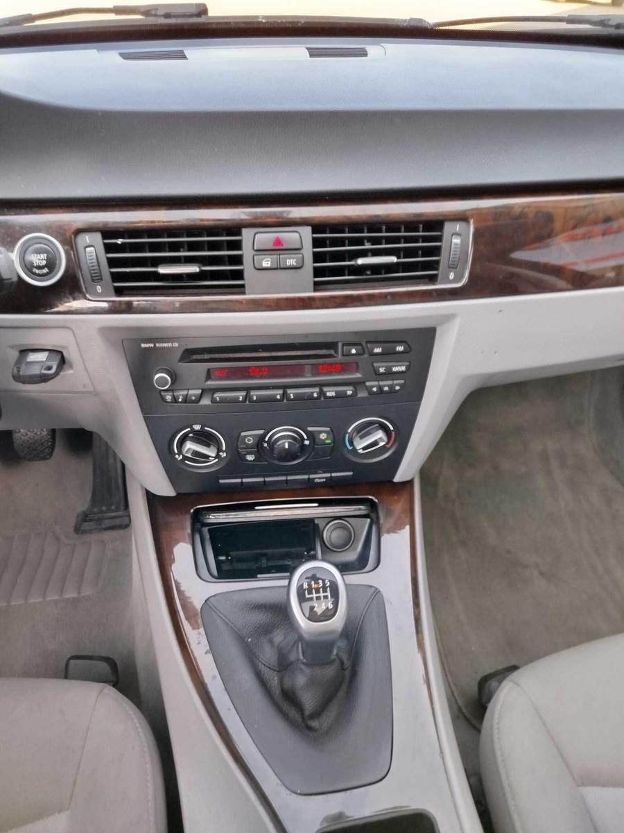 BMW 318 2010 — photo 14