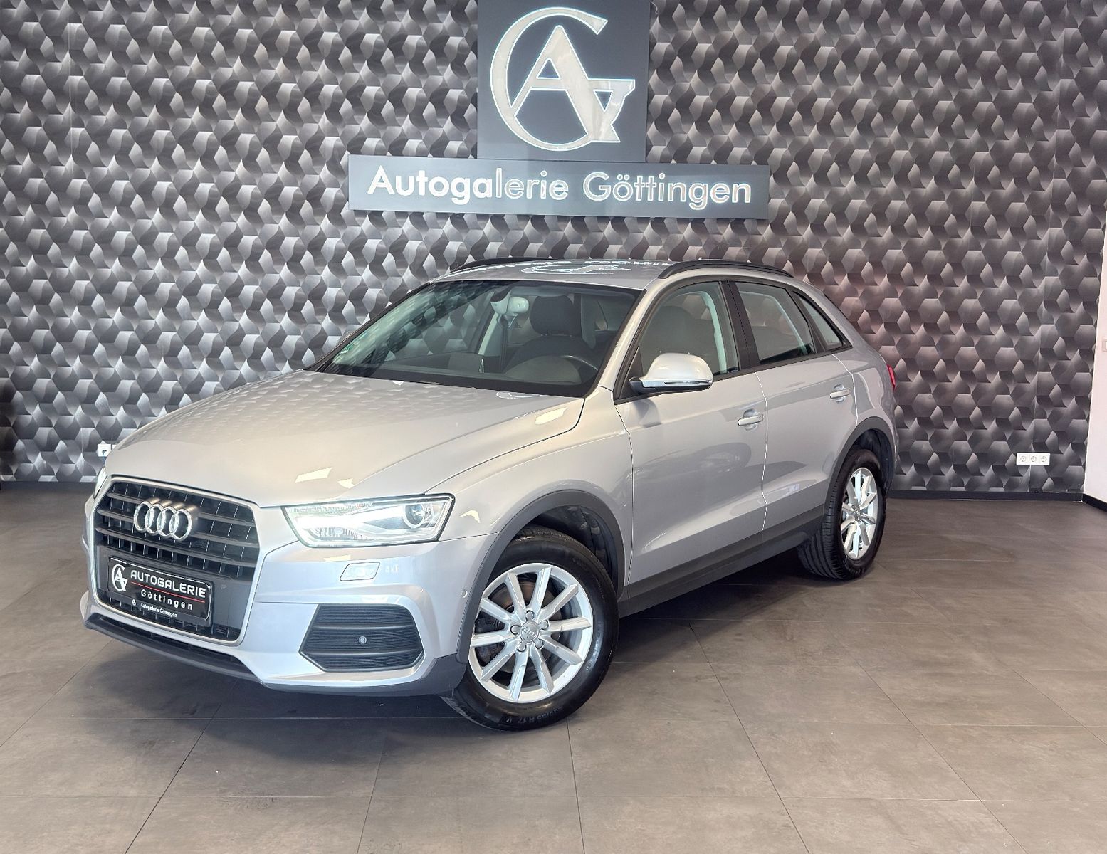 AUDI Q3 basis/2.0TDI/AHK/KLIMA/98TKM