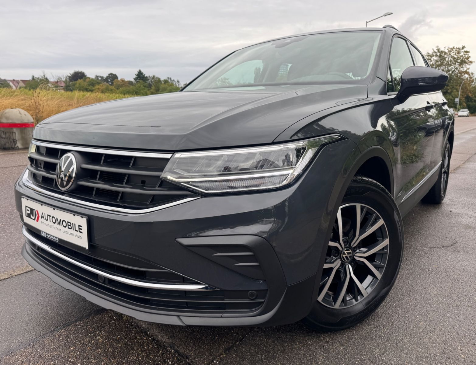 Volkswagen Tiguan - 1