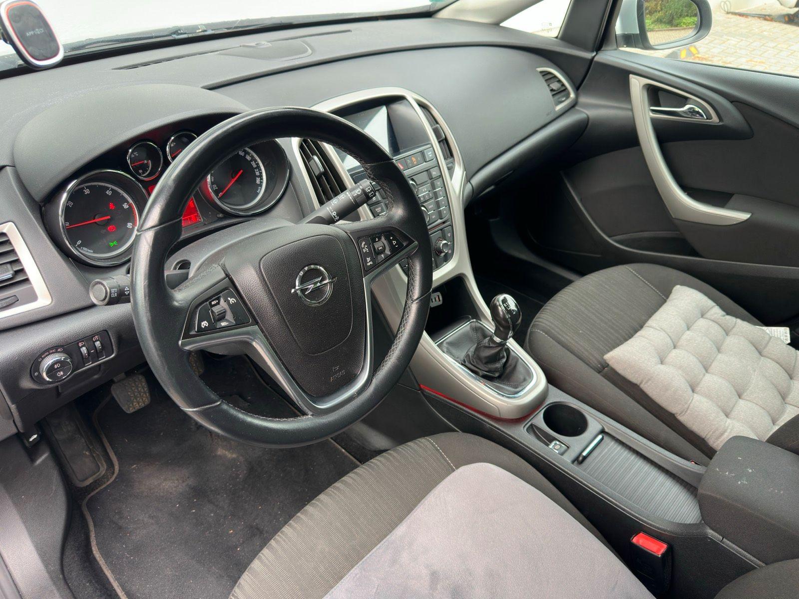 Opel Astra 2011 — photo 5