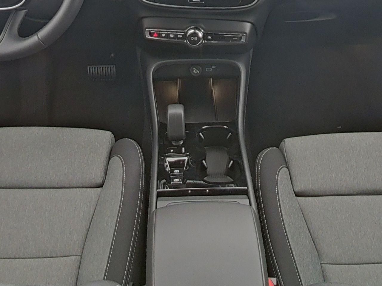 Fahrzeugabbildung Volvo XC40 Plus Dark 2WD