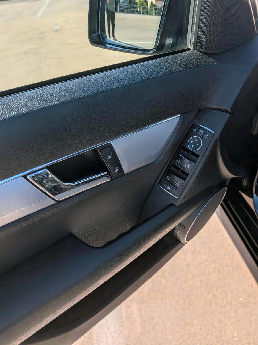 Mercedes-Benz C200 2011 — photo 11