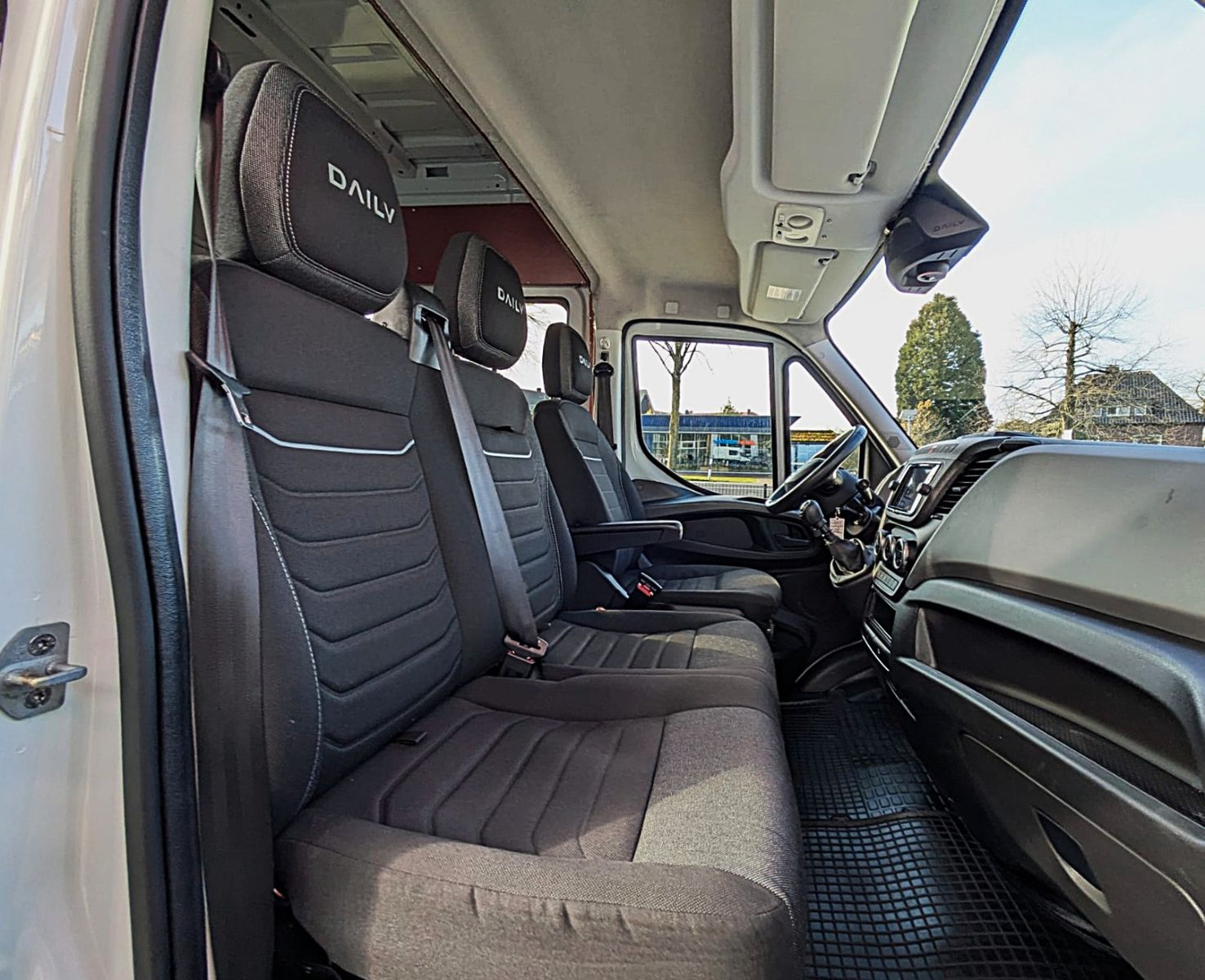 Fahrzeugabbildung Iveco Daily DOKA KASTEN 6 SITZE KLIMA NAVI STANDH. CAM