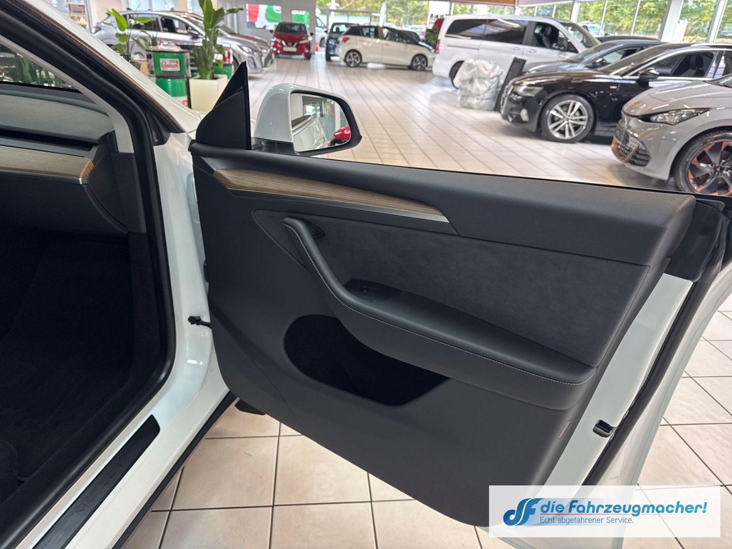 Fahrzeugabbildung Tesla Model Y RWD Panorama Navi Soundsystem LED ACC WL