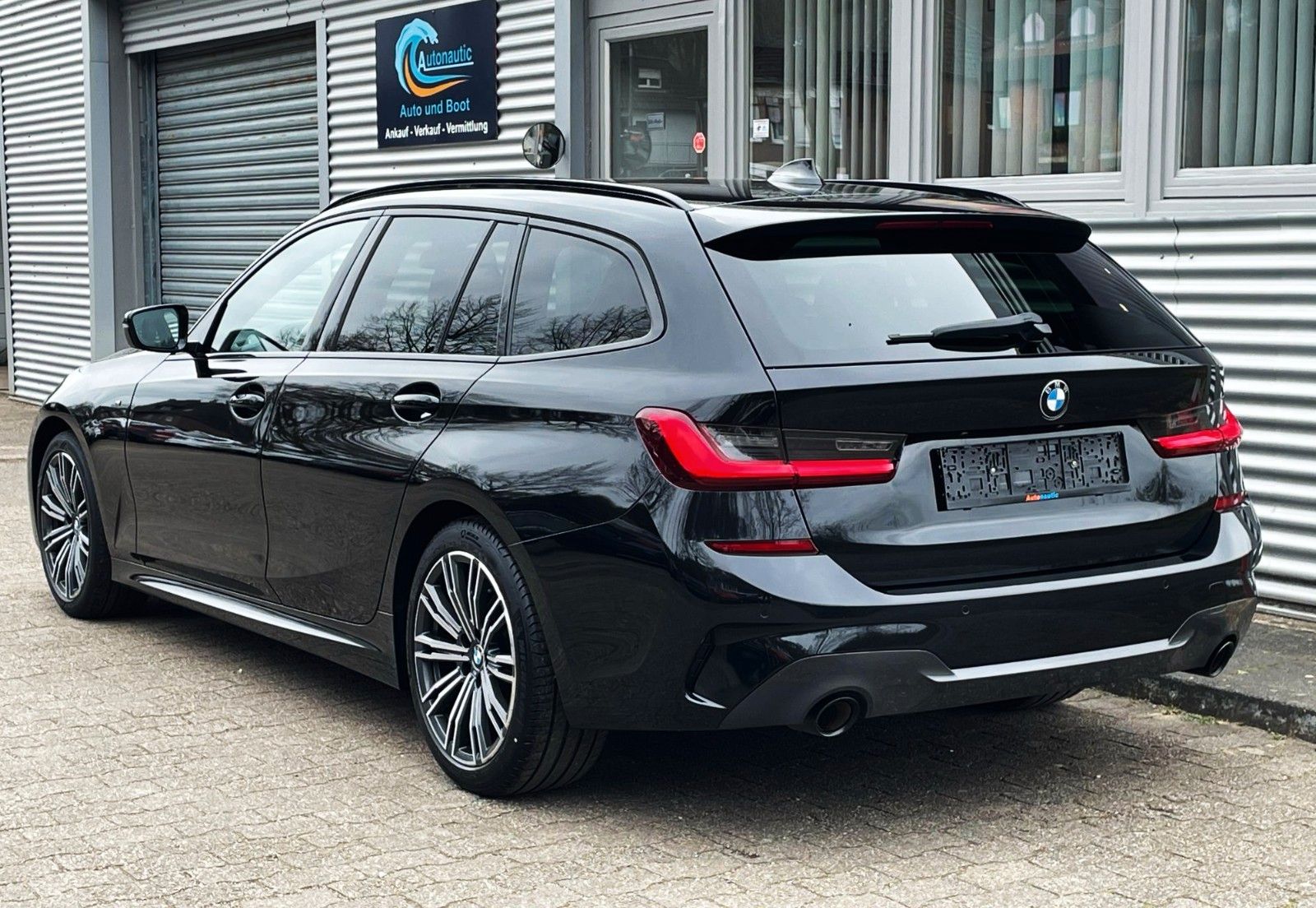 Fahrzeugabbildung BMW 320d M SPORT SAG tLEDER NAVI HiFi LIVE COCPIT+