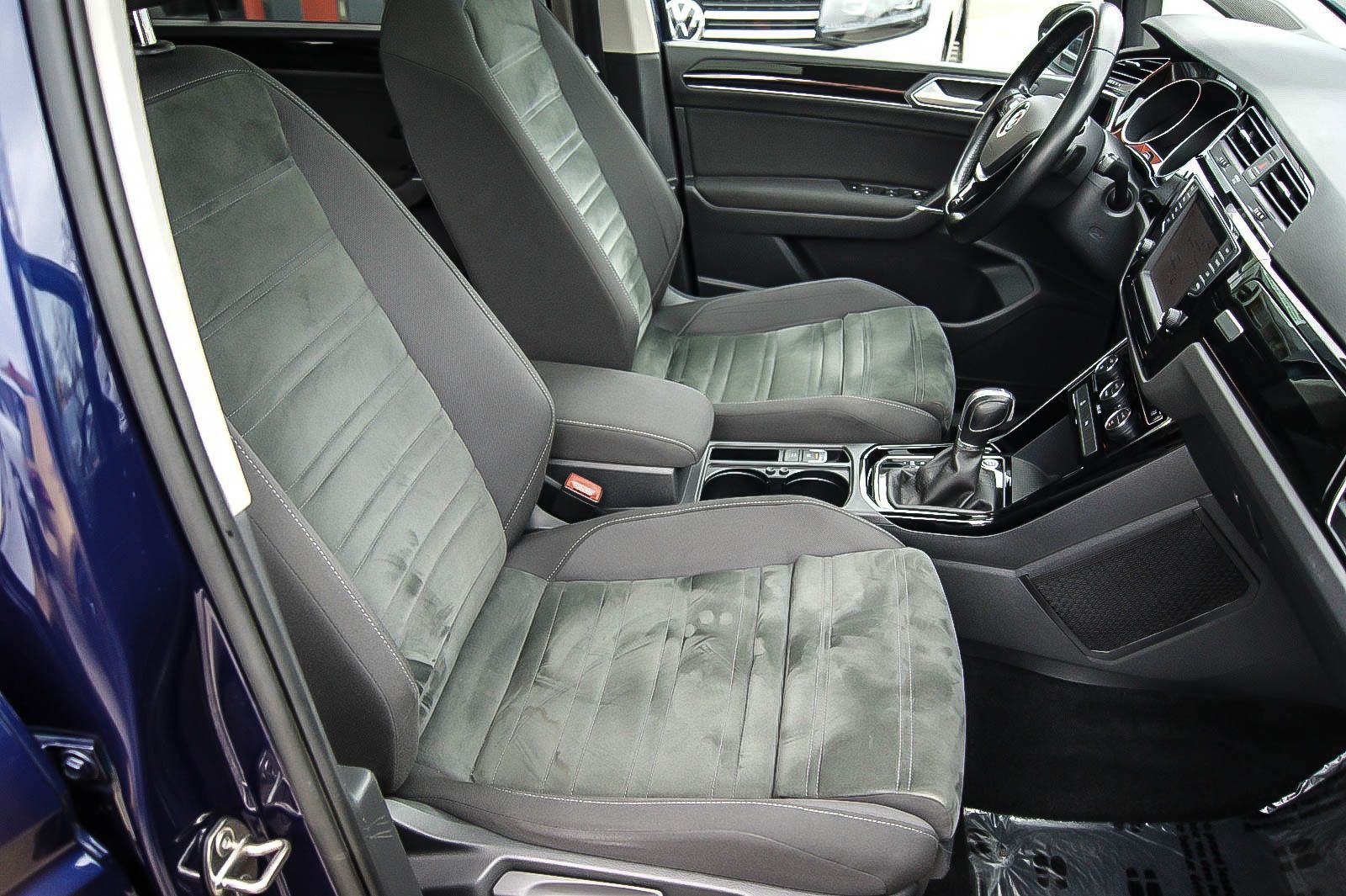 Fahrzeugabbildung Volkswagen Touran 14TSI Highline DSG PANORAMA STDHZG 7SITZE