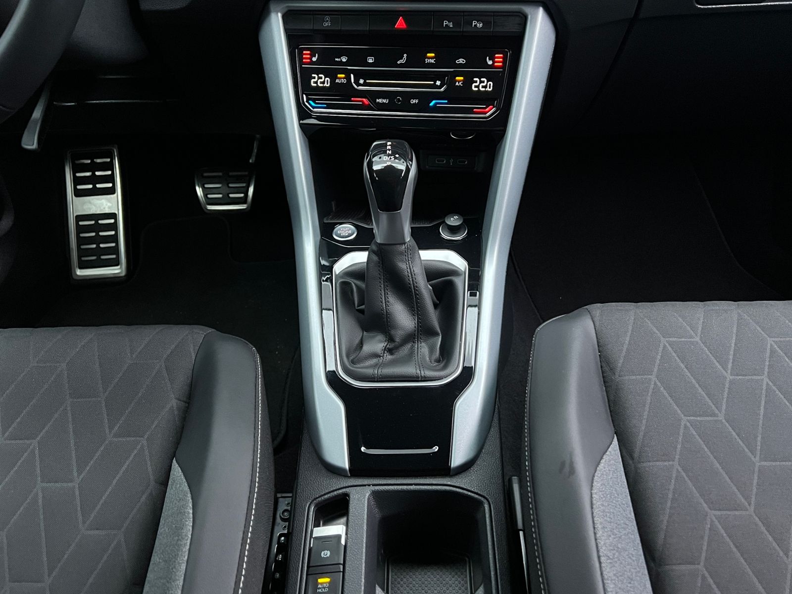 Fahrzeugabbildung Volkswagen T-Roc GOAL 2.0 TDI DSG *AHK, LED, PlusPaket, 18"