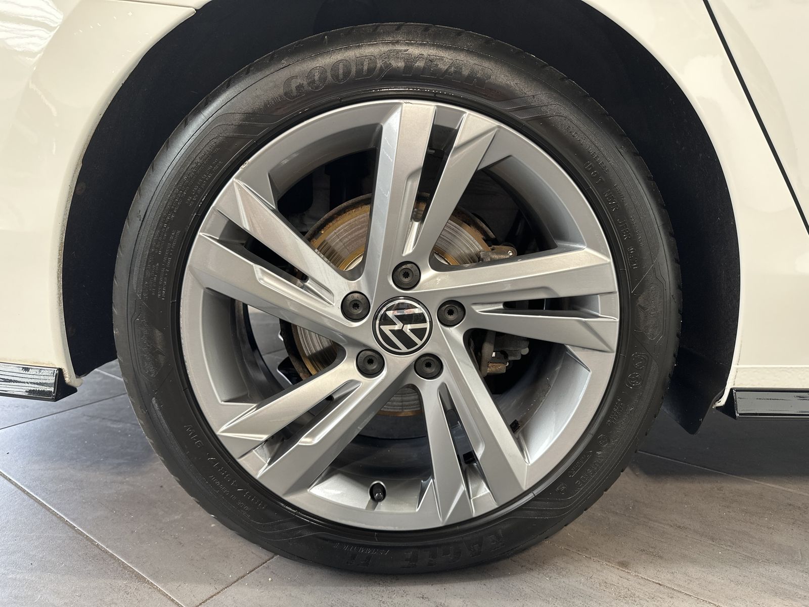 Fahrzeugabbildung Volkswagen Golf Variant 2.0 TDI DSG R-Line NAV+LED+H&K+ACC
