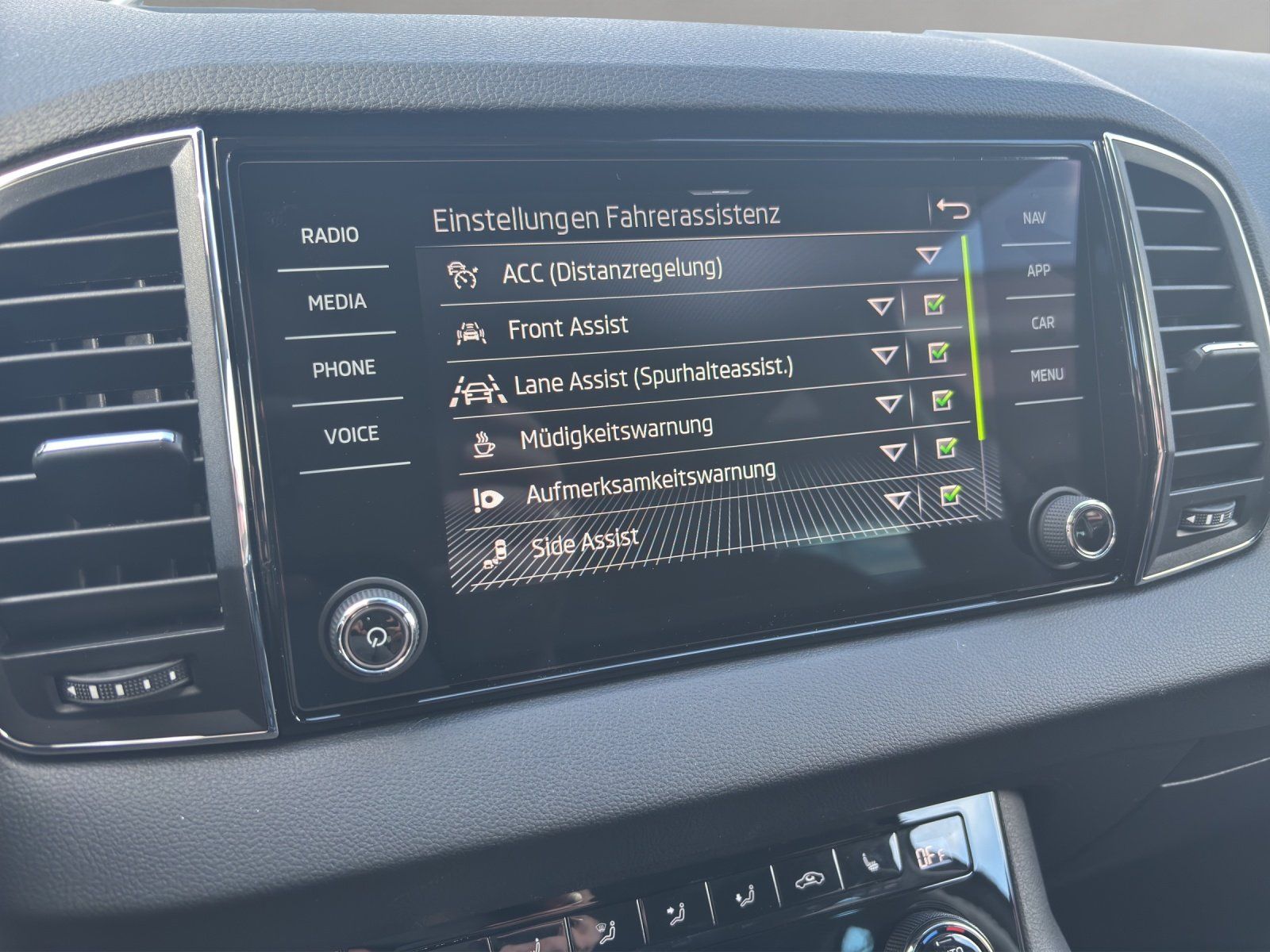 Fahrzeugabbildung SKODA Karoq Balance 1,5 TSI ACC+AHK+MATRIX-LED+KAMERA