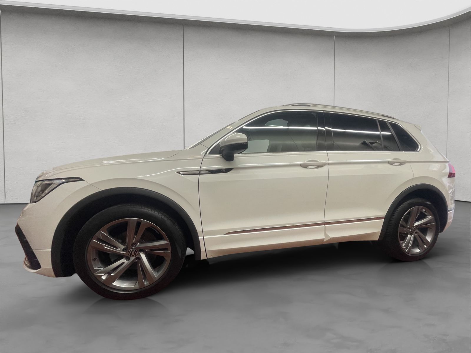 Volkswagen Tiguan 1.5 TSI DSG R-Line ACC LED Pano foto 2