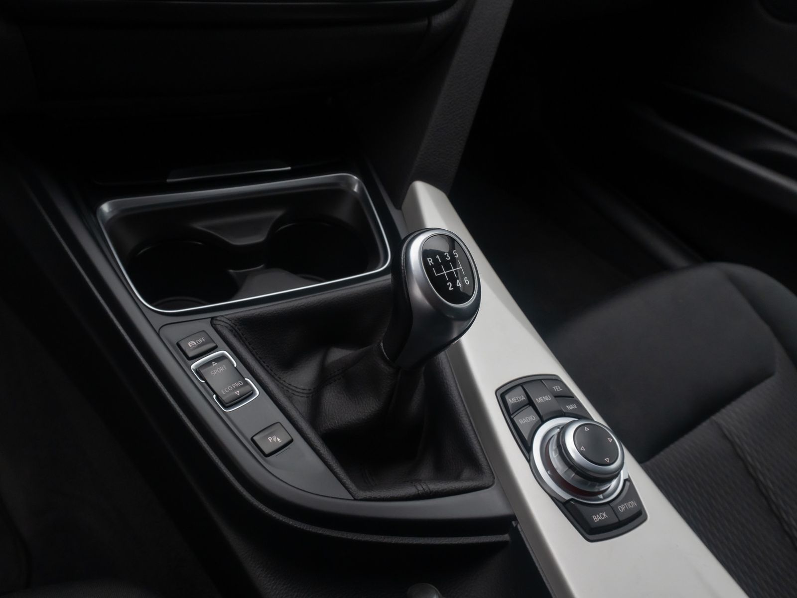 Fahrzeugabbildung BMW 318d GeschwindigReg AHK PDC Lordos NaviBusiness