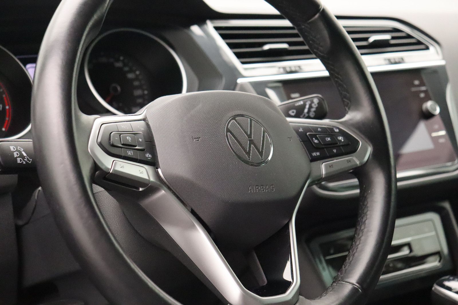 Fahrzeugabbildung Volkswagen Tiguan 1.5 DSG Life ACC LED Apple CarPlay