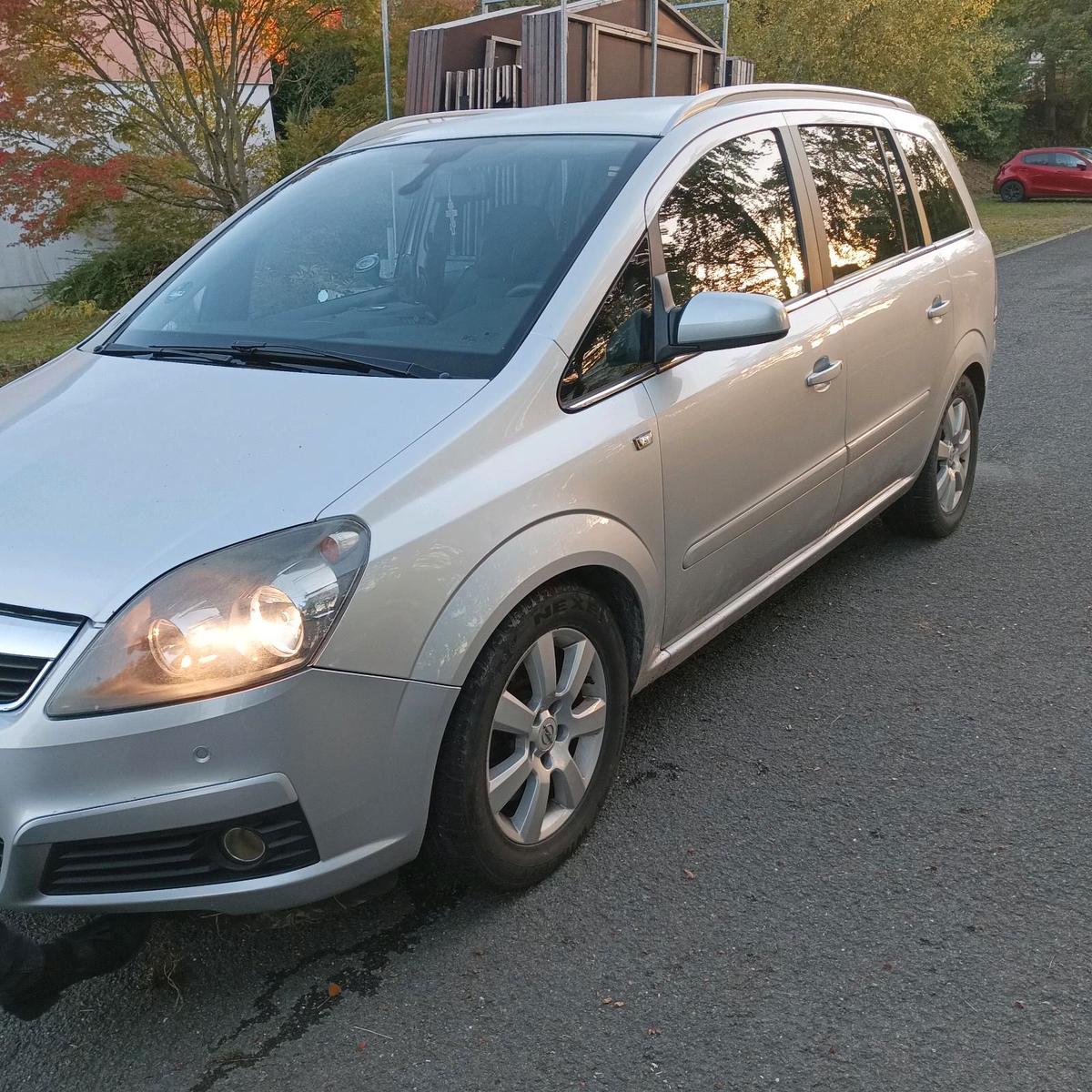Opel Zafira 2006 — rear view