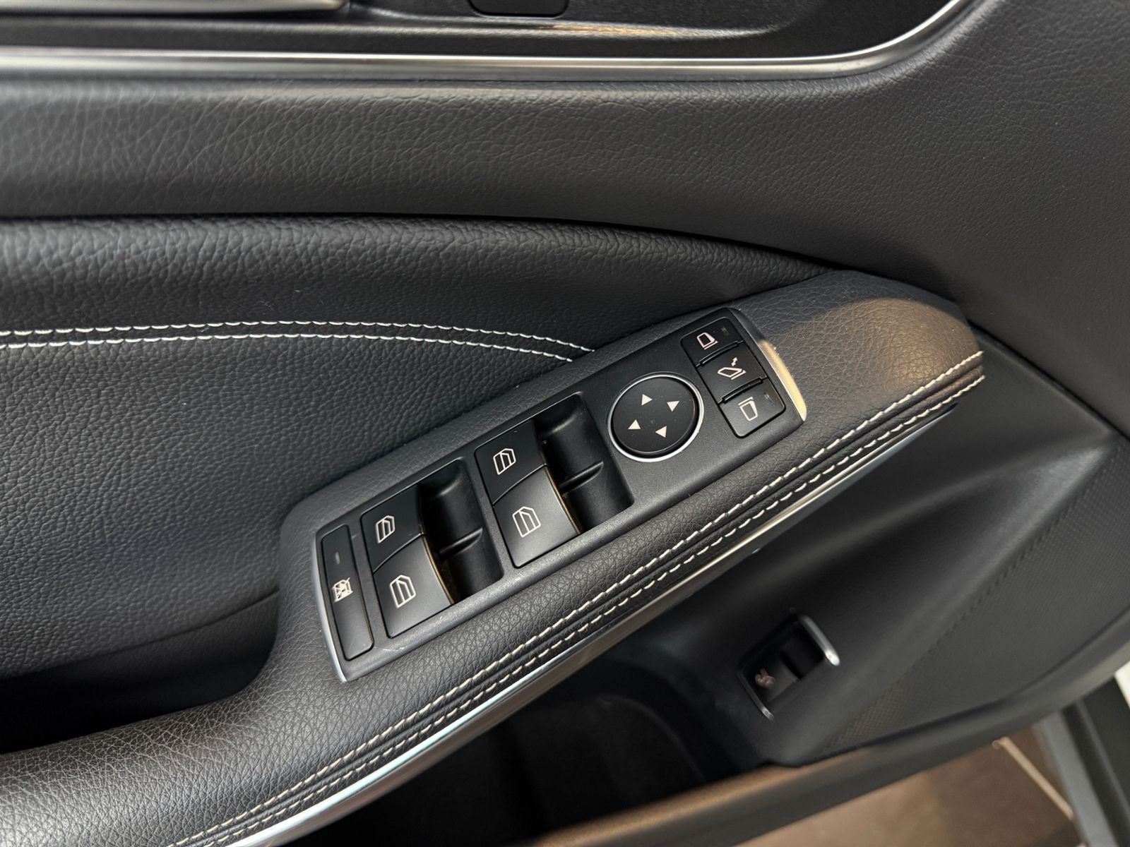 Fahrzeugabbildung Mercedes-Benz GLA 200 Night PANO LED NAVI