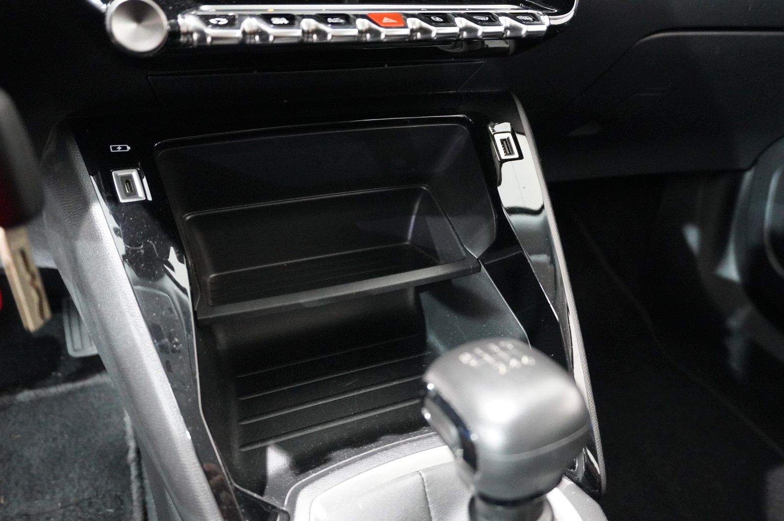 Fahrzeugabbildung Peugeot 2008 1.2 PURETECH NAVI/SHZ/KAMERA/TEMP/DAB+