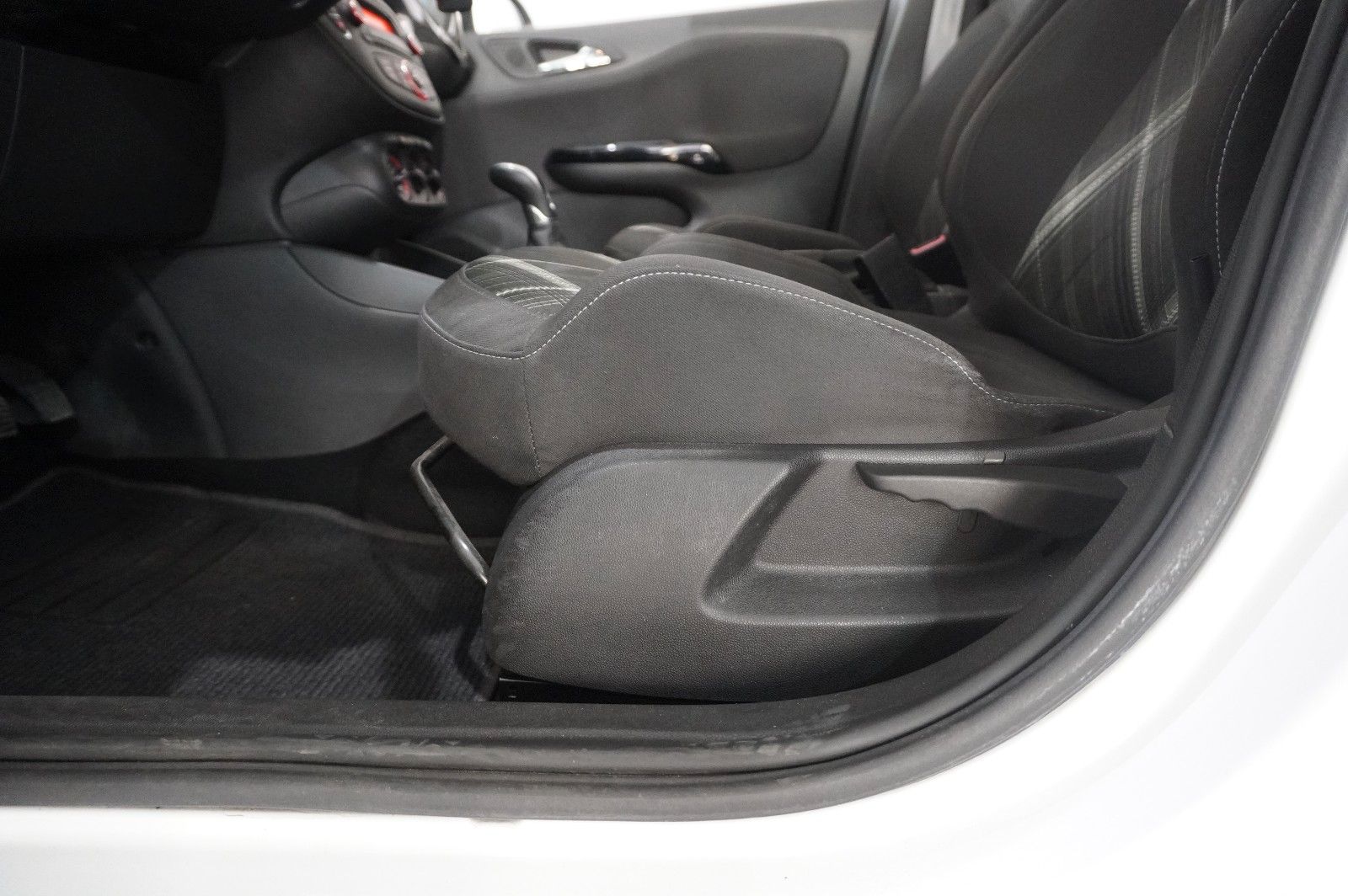 Fahrzeugabbildung Opel Corsa E 1.2 COLOR EDIT. AUTOM. LED/SHZ/SPORT/USB