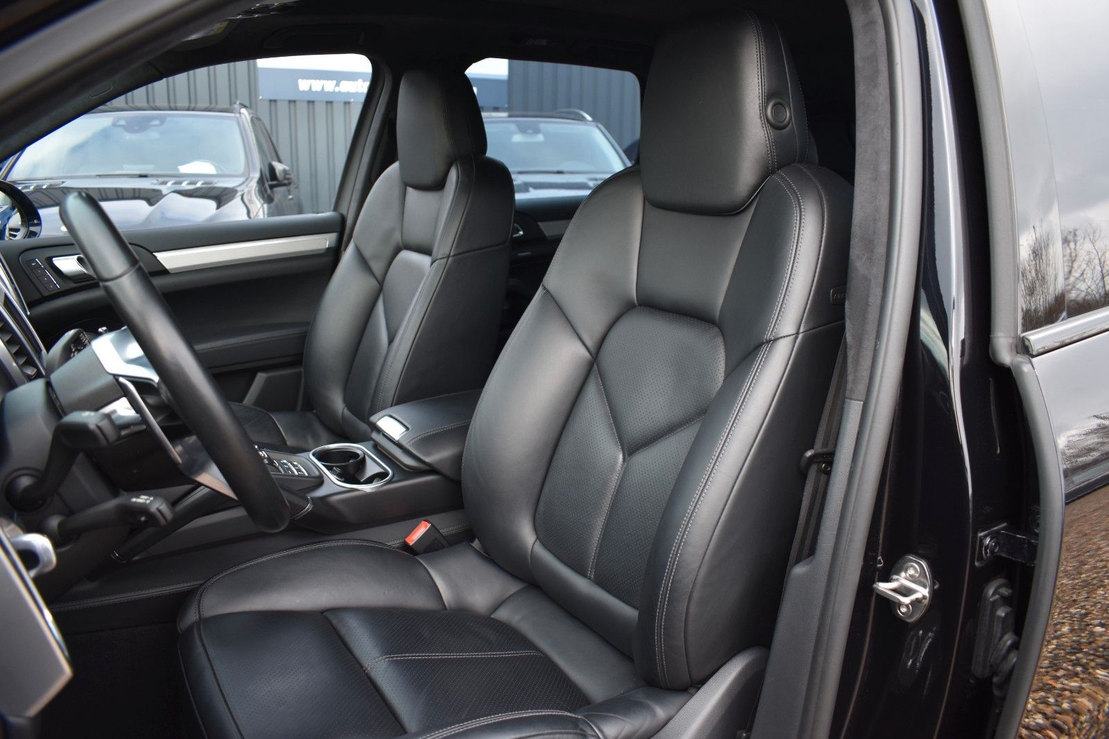 Fahrzeugabbildung Porsche Cayenne Turbo Panorama AHK Sport Chrono Keramik