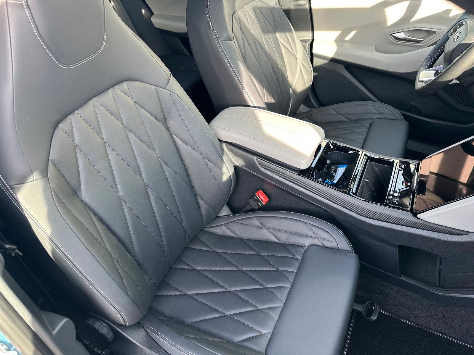 Fahrzeugabbildung Ford Explorer Premium RWD, PANORAMADACH, AHK