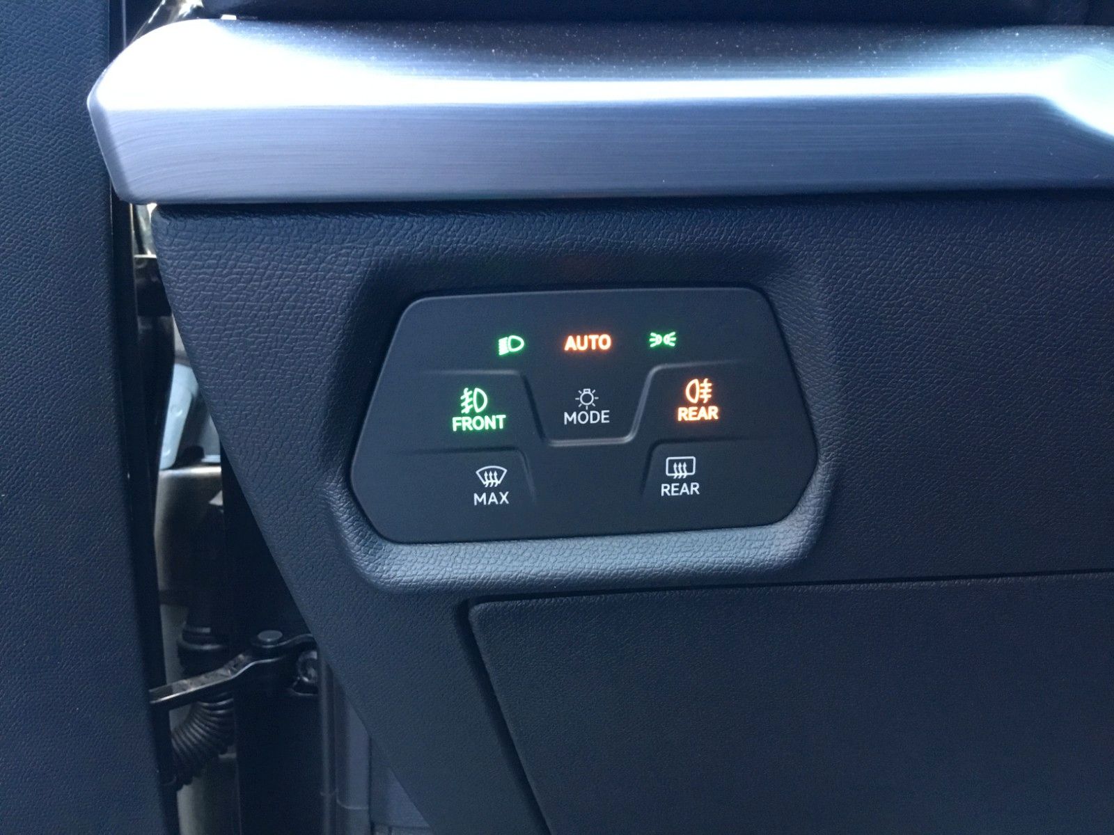 Fahrzeugabbildung SEAT Leon 1.5 eTSI FR DSG+18"+LED+ACC+Kamera+Sitzheiz