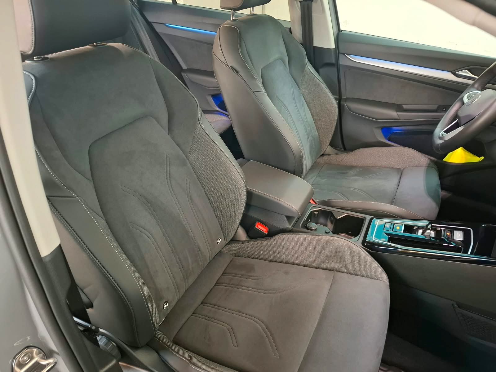 Fahrzeugabbildung Volkswagen Golf VIII Var. Style 1,5 eTSI DSG +IQ.Light+Navi
