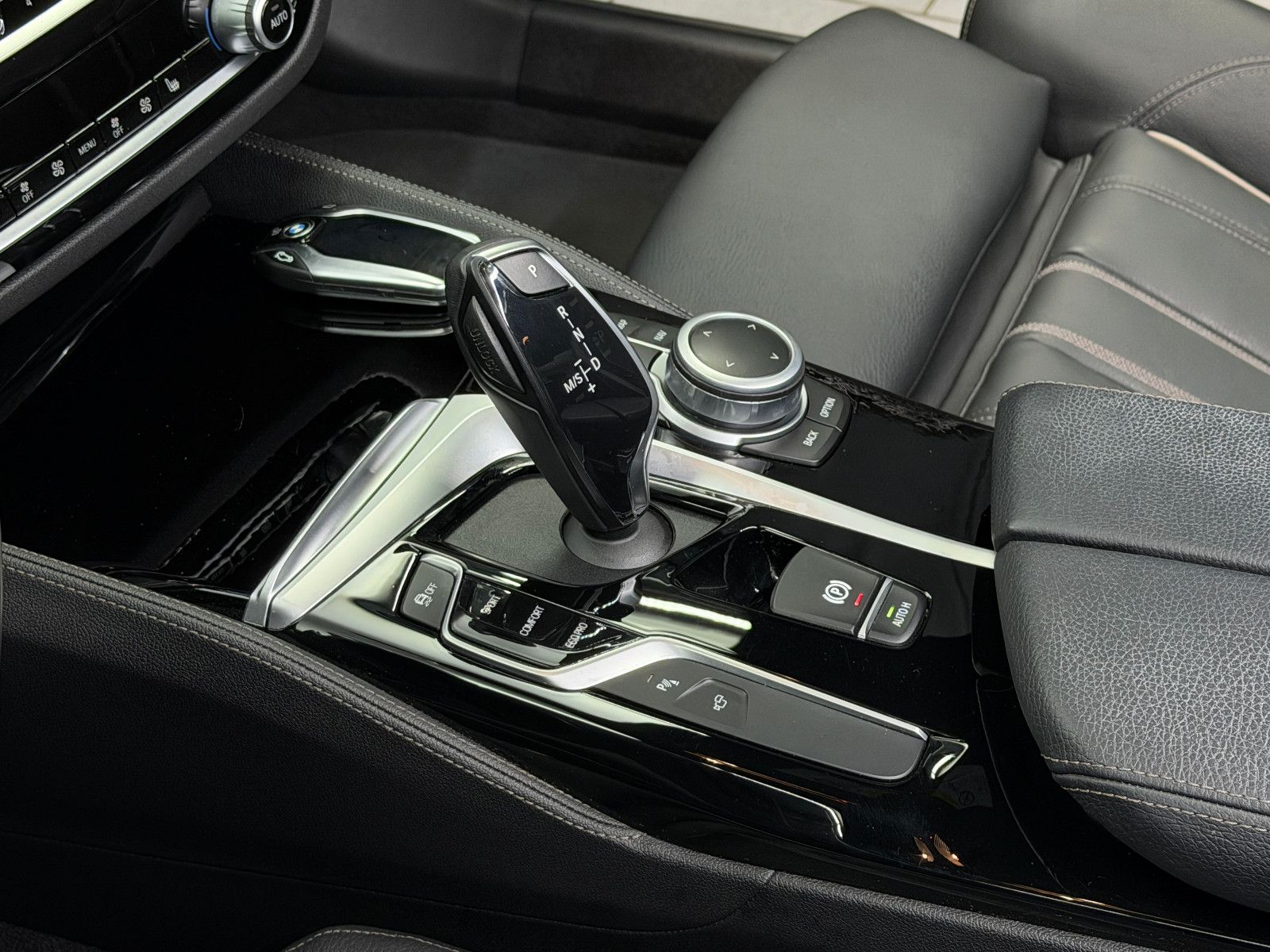Fahrzeugabbildung BMW BMW 530i Lim xDrive M SPORT|HEAD-UP|360"|NAVI|