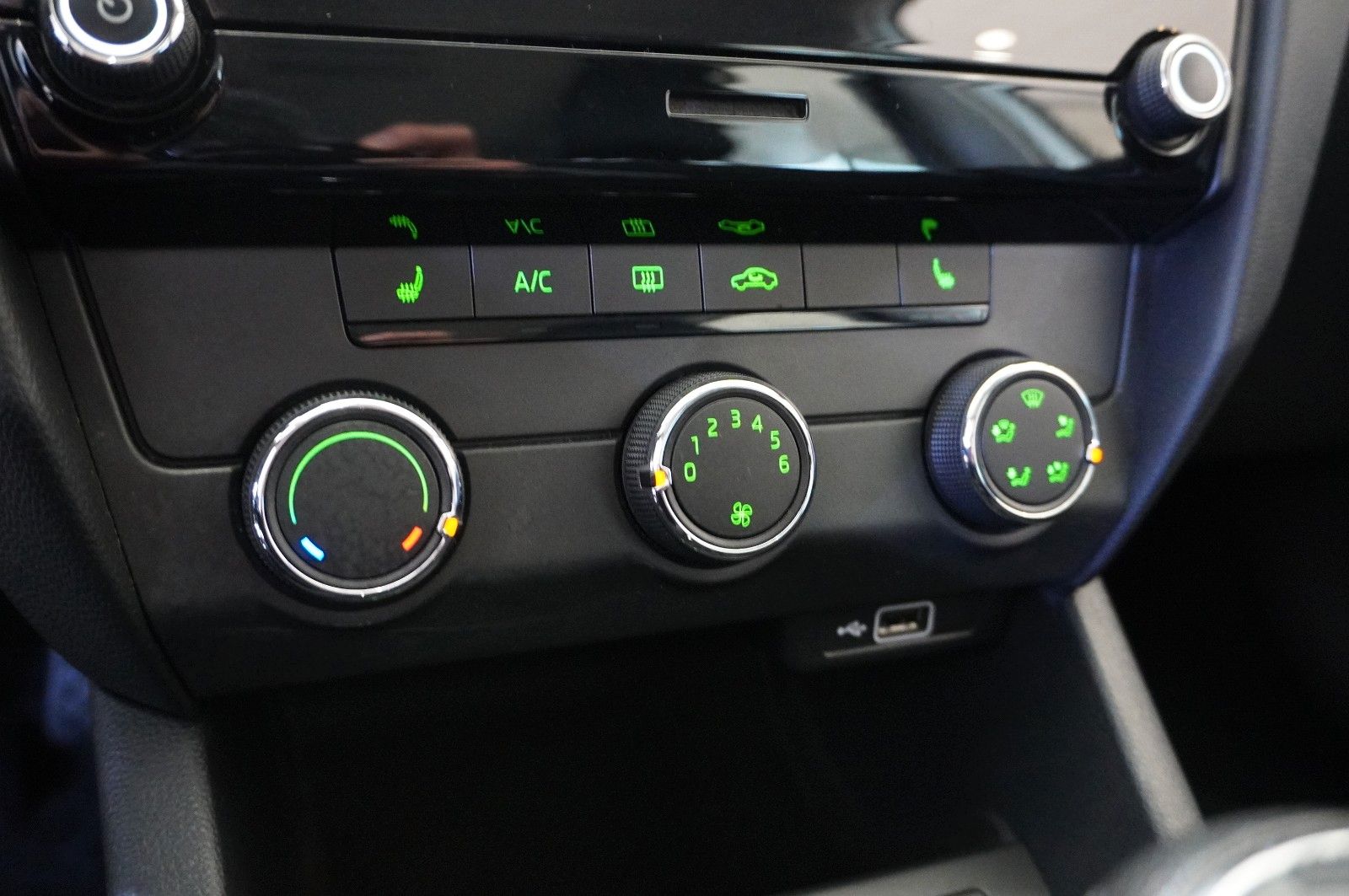 Fahrzeugabbildung SKODA Octavia COMBI 1.0 TSI ACTIVE LED/SHZ/PDC/DAB+