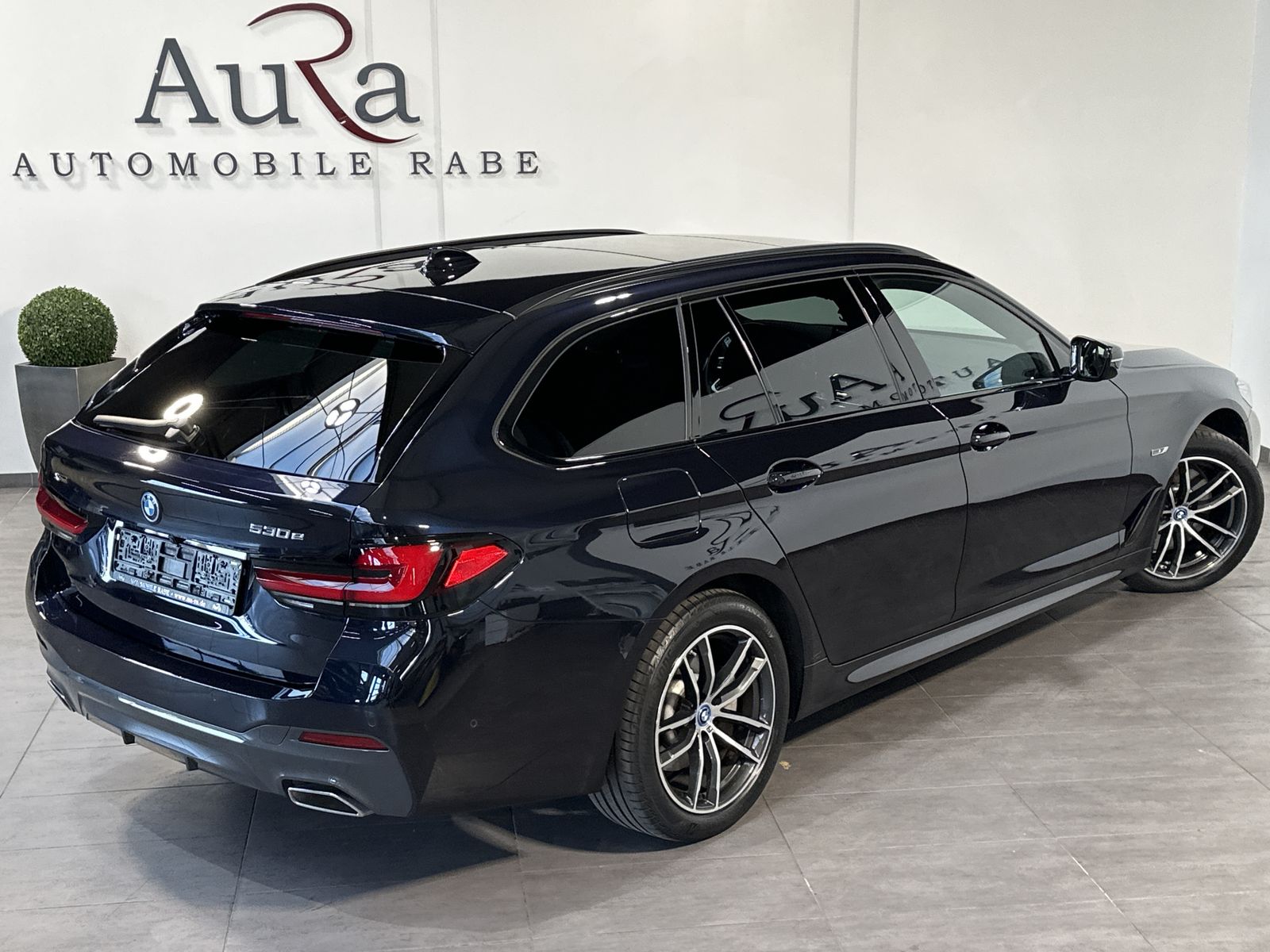 Fahrzeugabbildung BMW 530e Touring xDrive M-Sport NAV+LED+PANORAMA+HUD