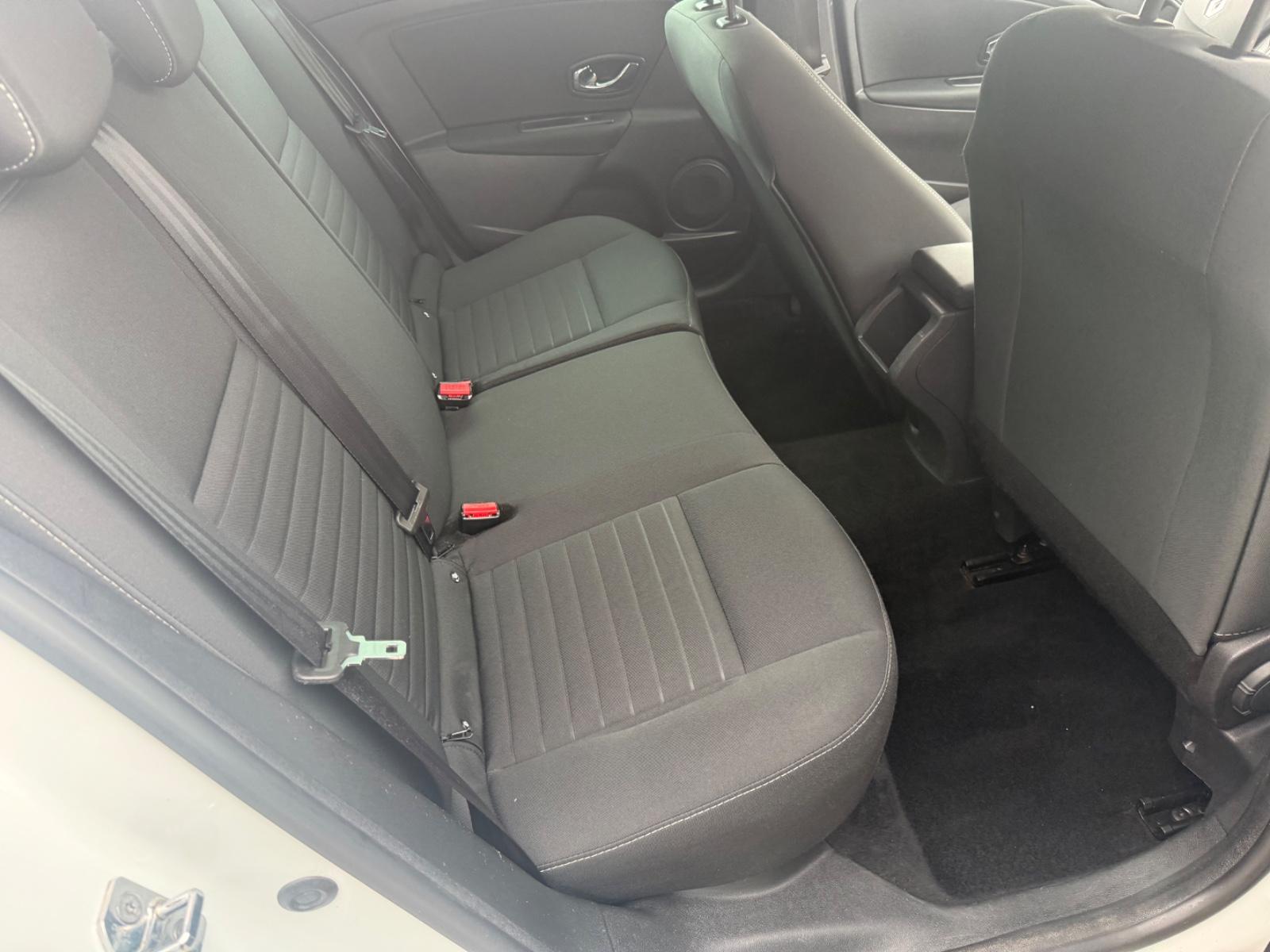 Renault Megane 2015 — photo 11