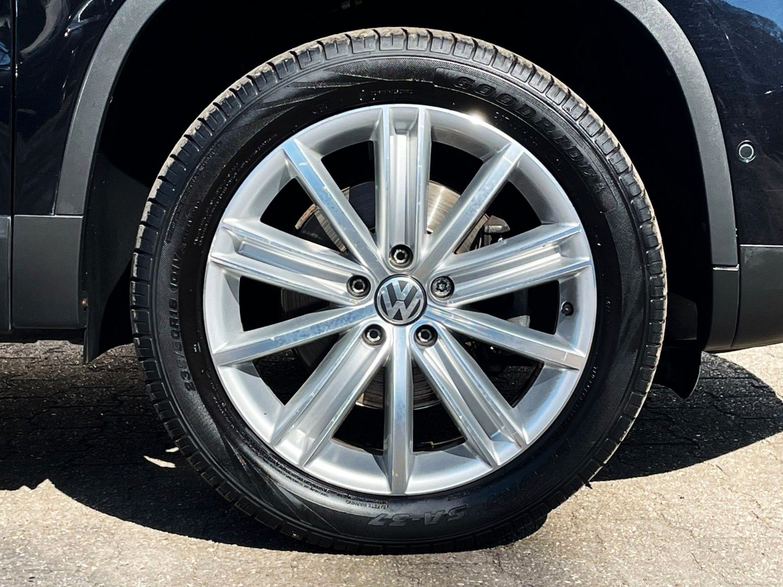 Fahrzeugabbildung Volkswagen TIGUAN 2.0TDI CUP DSG 4M NAVI DYNAUDIO CAM PANO.
