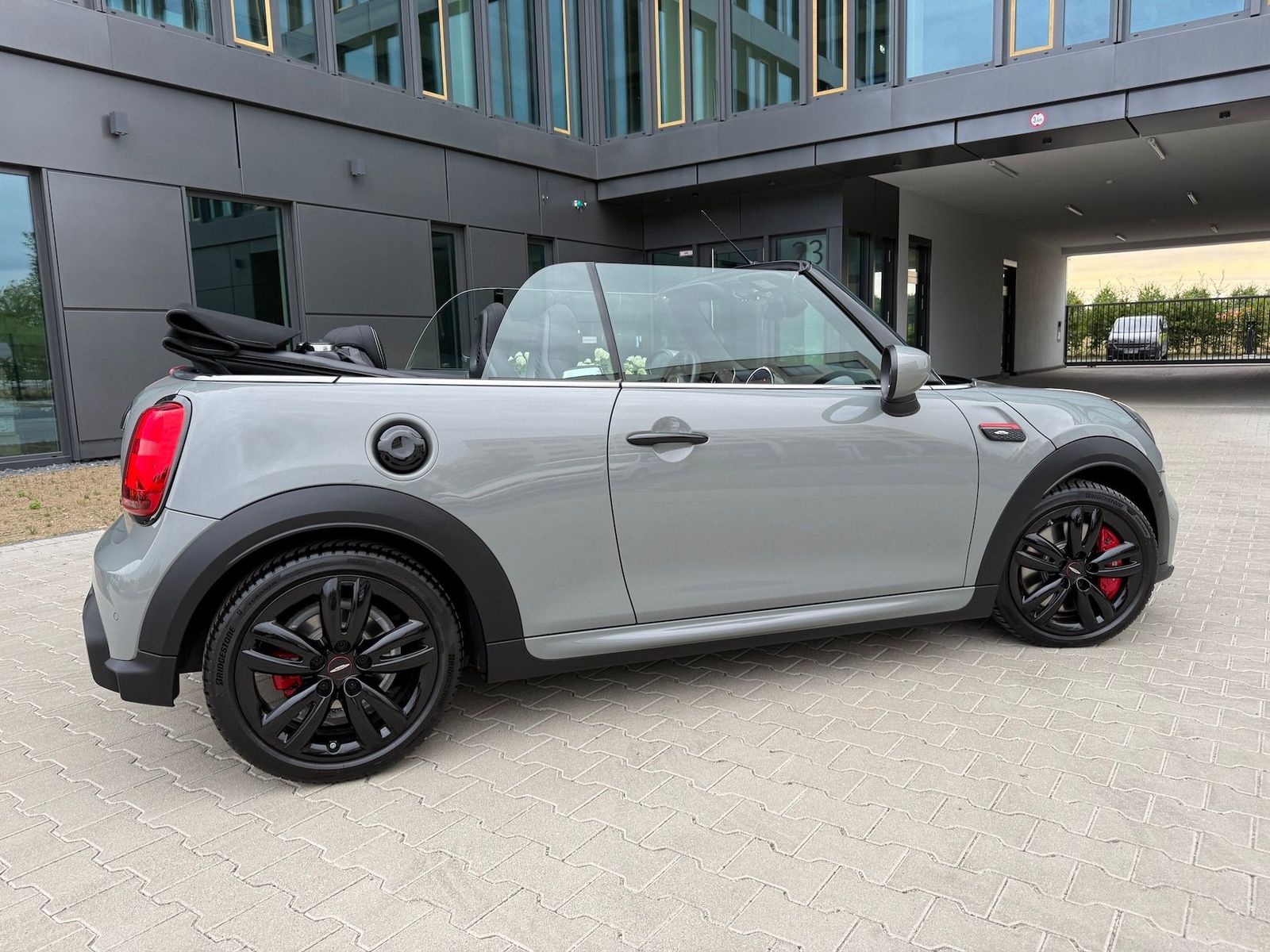Fahrzeugabbildung MINI John Cooper Works Cabrio NAVI|KAMERA|ESS.-TRIM