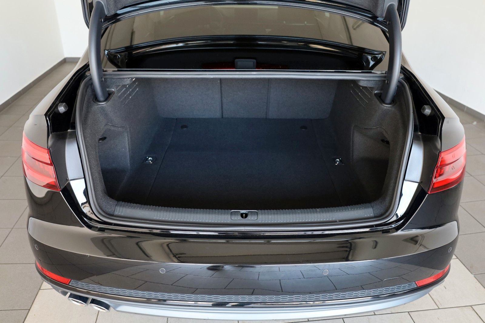 Fahrzeugabbildung Audi A4 Lim. sport,S line,Navi,LED,SH,8fach bereift