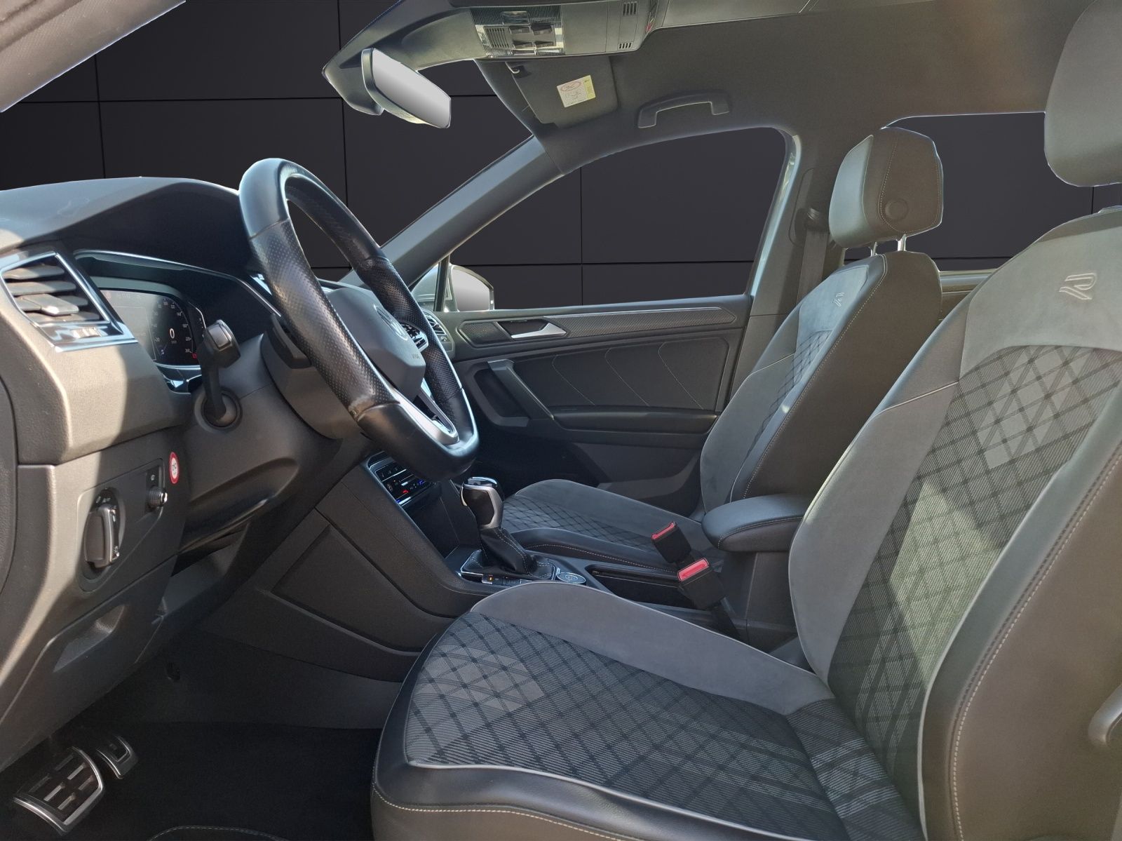 Fahrzeugabbildung Volkswagen Tiguan Allspace TDI R-Line DSG 4M Matrix AHK Nav