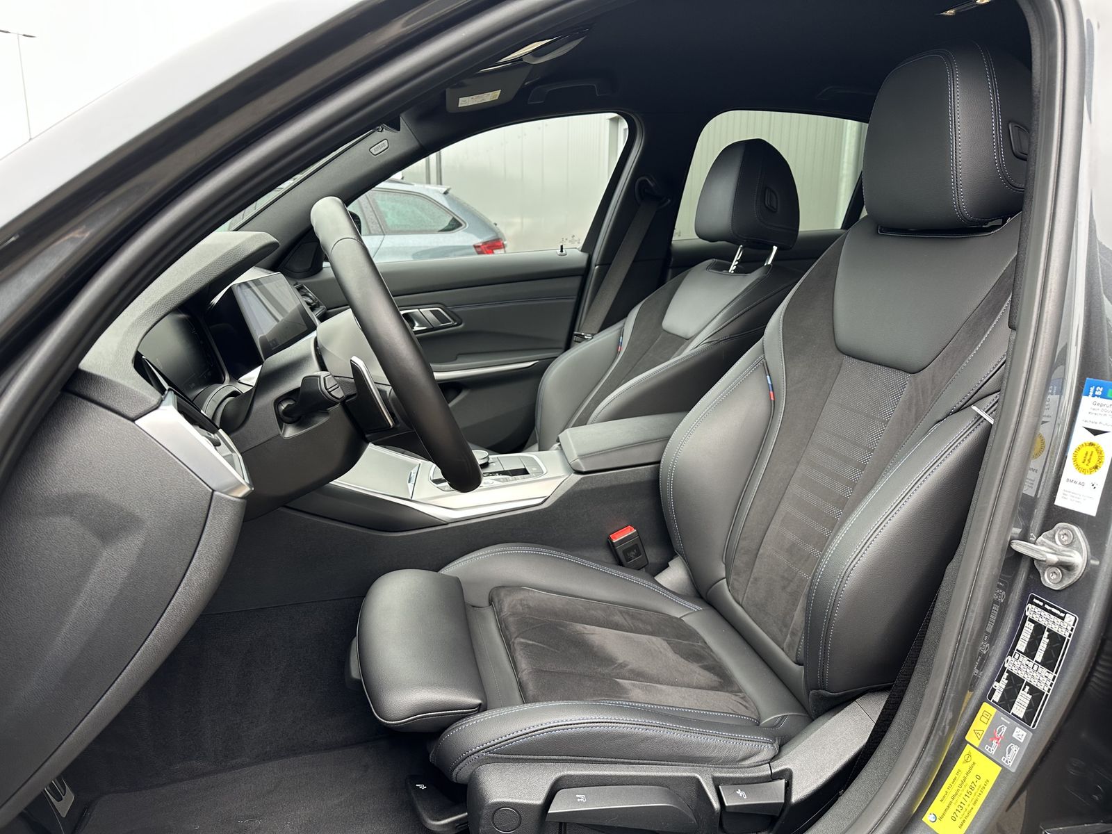 Fahrzeugabbildung BMW 330e M-Sport NAV+LASER+ACC+HEAD-UP+KAMERA+19ZOLL