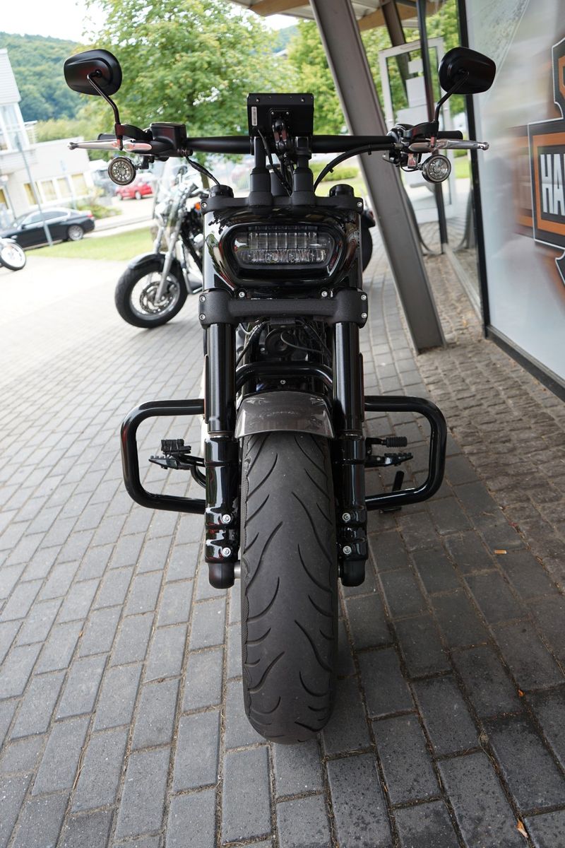 Fahrzeugabbildung Harley-Davidson Softail Fat Bob mit Jekill & Hyde