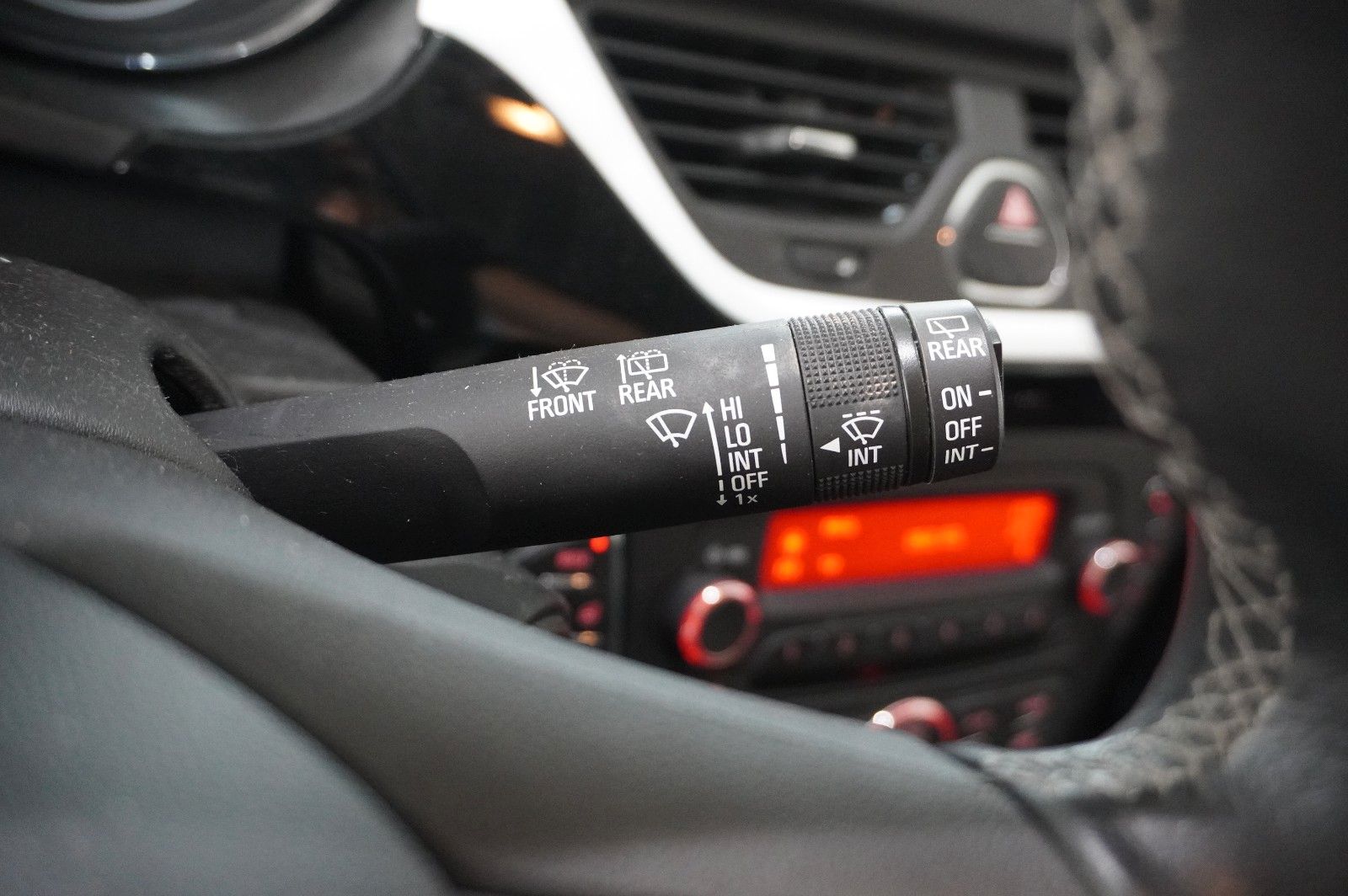Fahrzeugabbildung Opel Corsa E 1.2 COLOR EDIT. AUTOM. LED/SHZ/SPORT/USB