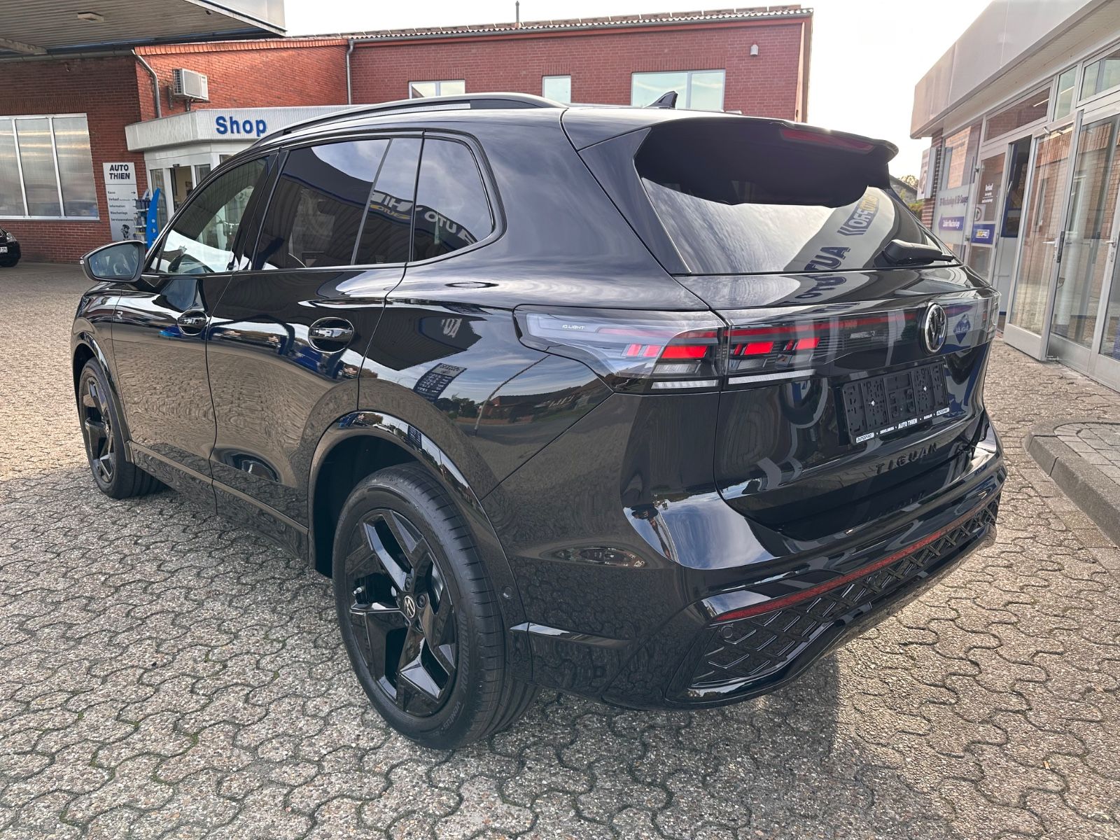 Fahrzeugabbildung Volkswagen Tiguan R-Line 2.0 TDI DSG Black/Pano/Matrix/AHK
