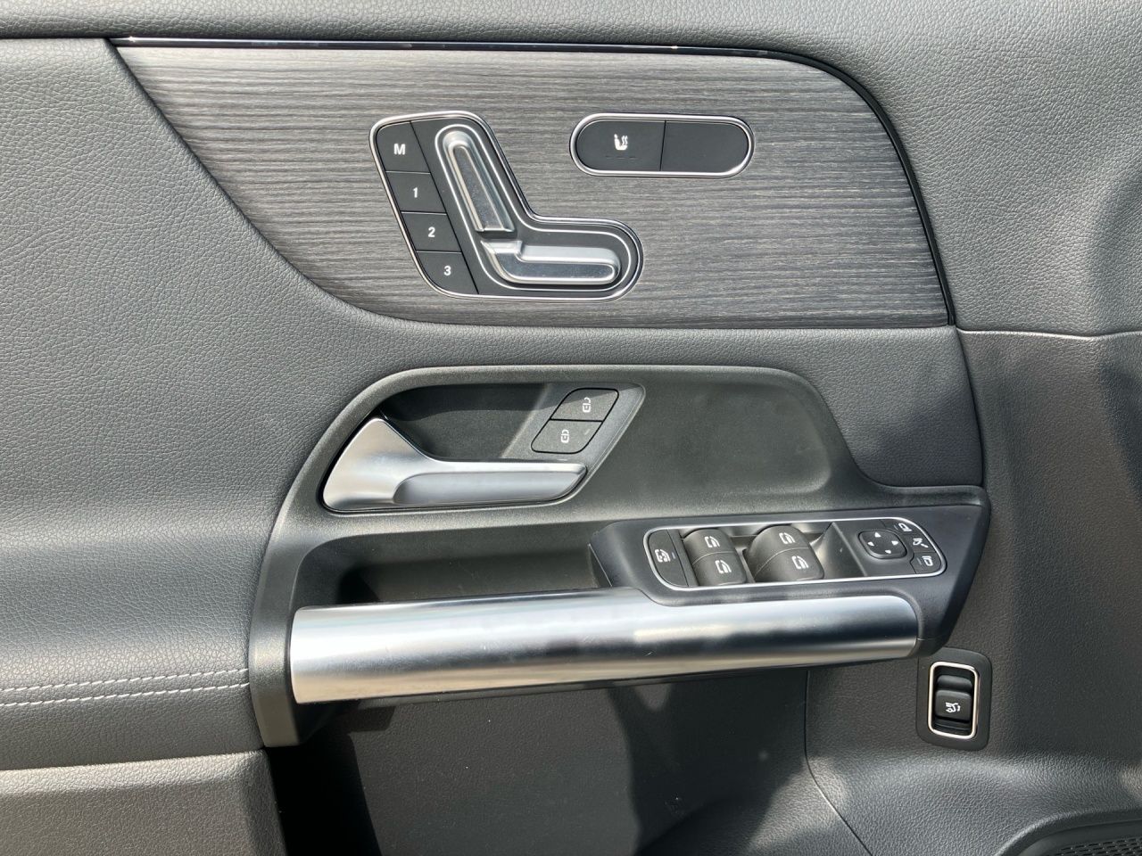 Fahrzeugabbildung Mercedes-Benz GLA 200 d AHK-STANDHEIZ+LENKRADHEIZ+KAMERA+