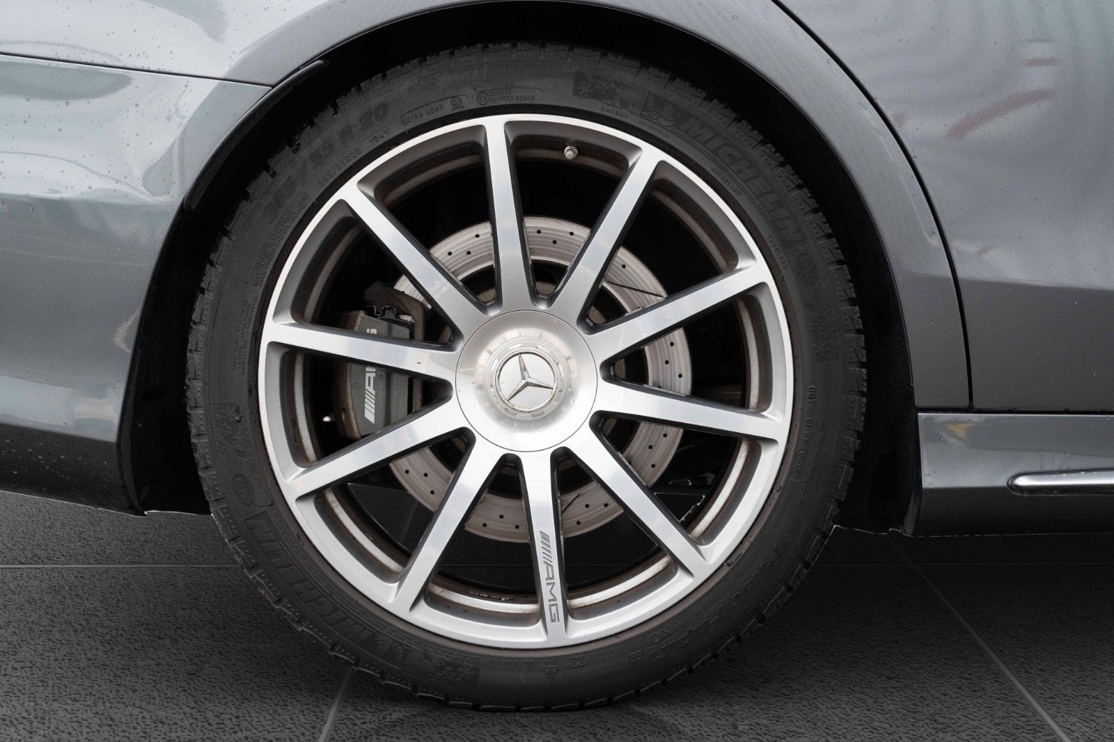 Fahrzeugabbildung Mercedes-Benz S 63 AMG L 4MATIC BURM PANO HUD LED DVD 360°