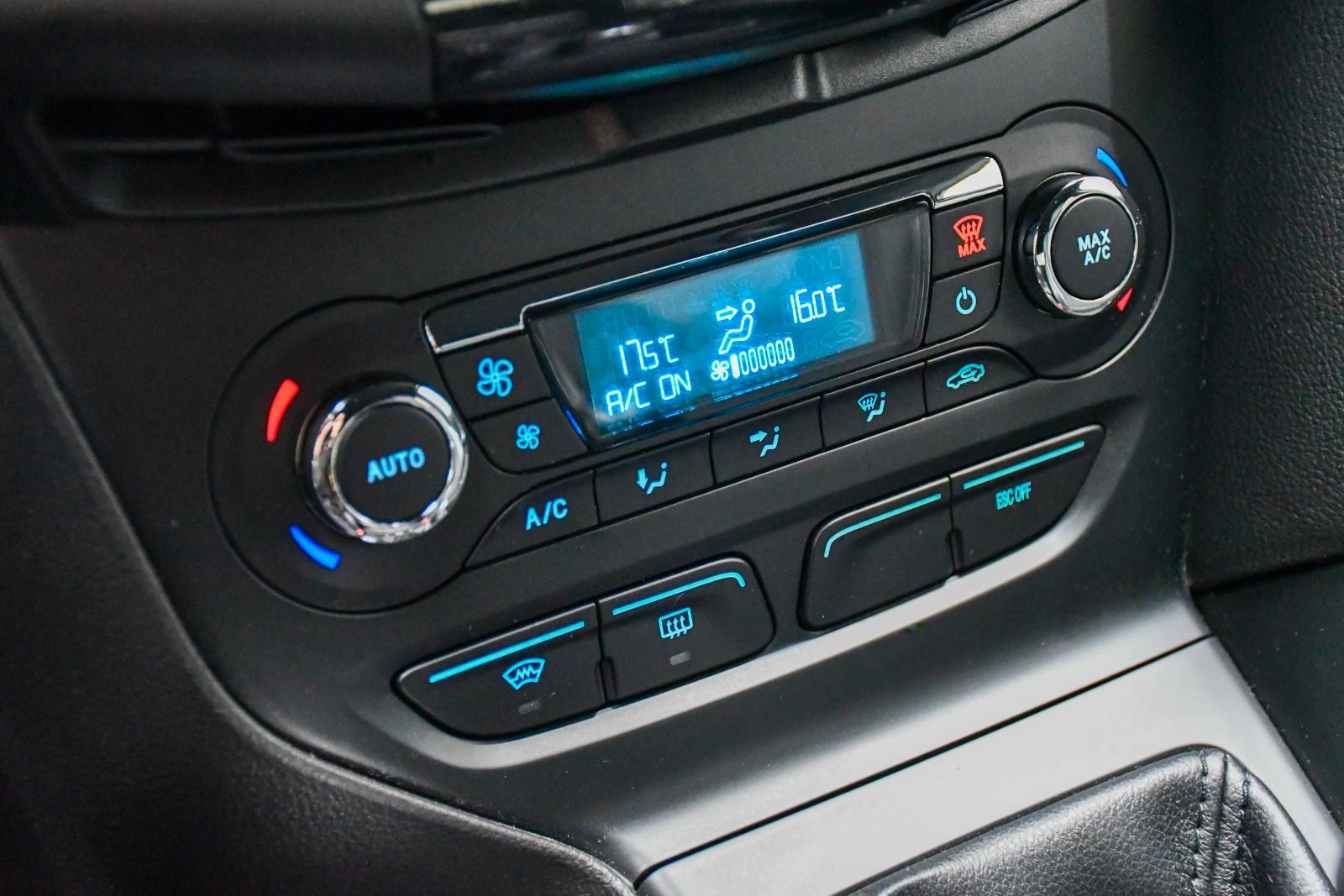 Ford Focus Lim. ST Schalter Recaro Kamera Navi 1.Hand