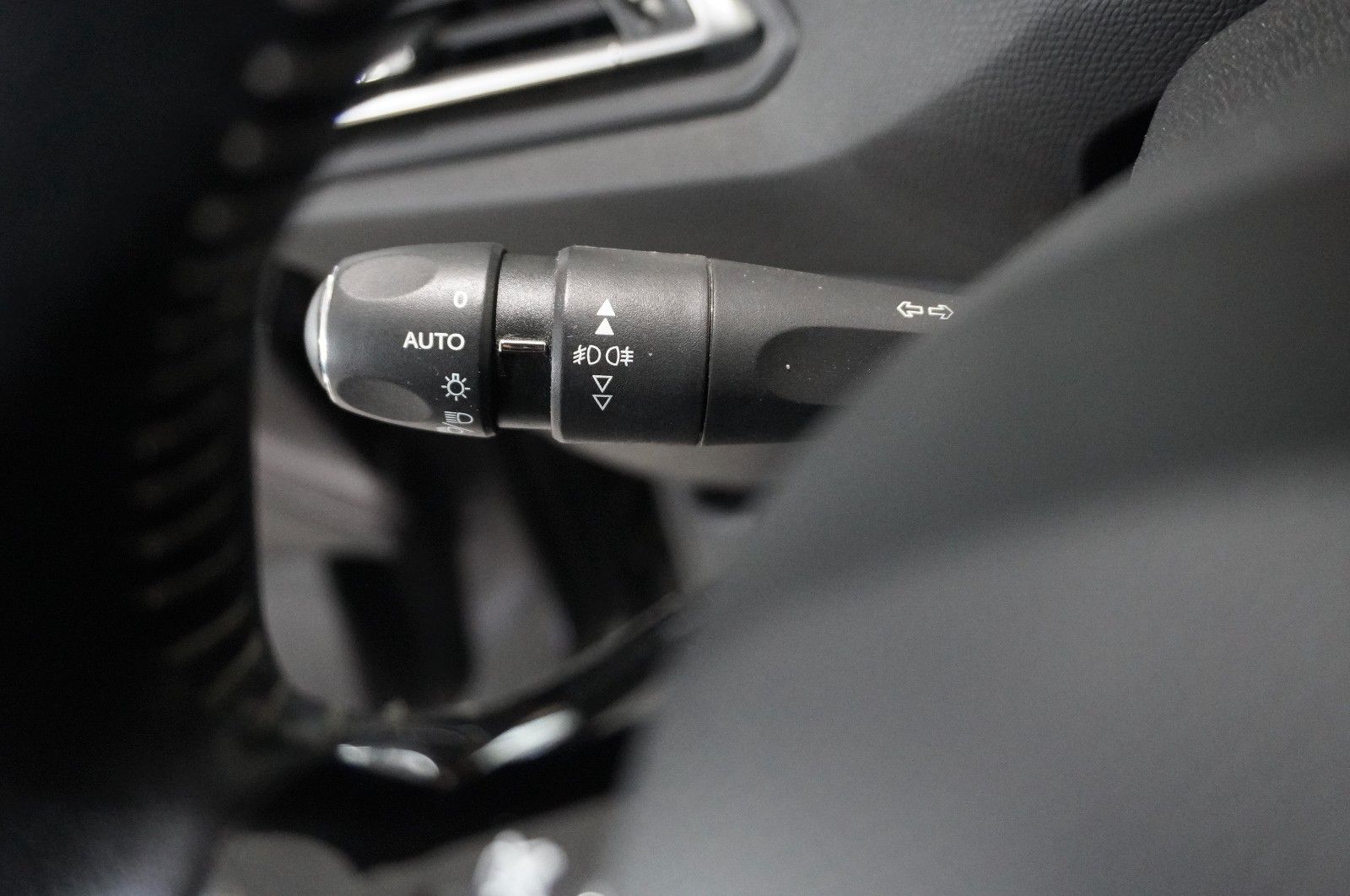 Fahrzeugabbildung Peugeot 308 SW 1.2T ALLURE NAVI/LED/KAMERA/SHZ/SPORT/AHK