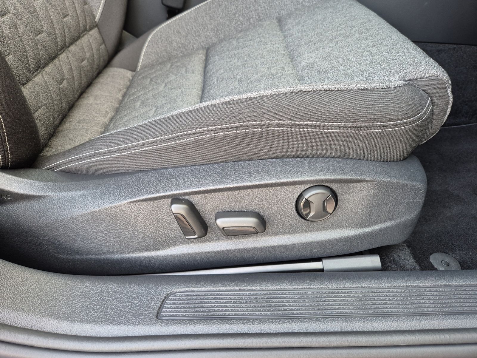 Fahrzeugabbildung Volkswagen Passat Variant TDI Business DSG Matrix Navi ACC