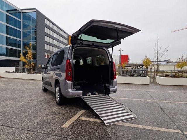 Fahrzeugabbildung Fiat Doblò Kombi L2 L2 Länge2 Autom. Rollstuhlgerecht